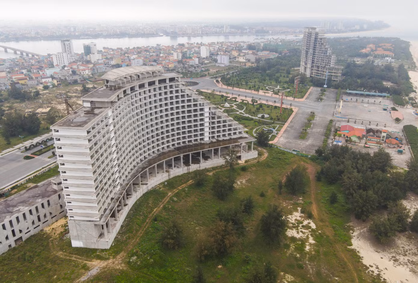 Cạnh đó là dự án khách sạn 5 sao Pullman do Công ty CP Du lịch Hà Nội - Quảng Bình làm chủ đầu tư với số vốn 1.100 tỷ đồng. Năm 2016, dự án được tỉnh Quảng Bình chấp thuận chủ trương đầu tư và giao 5,85 ha đất.
