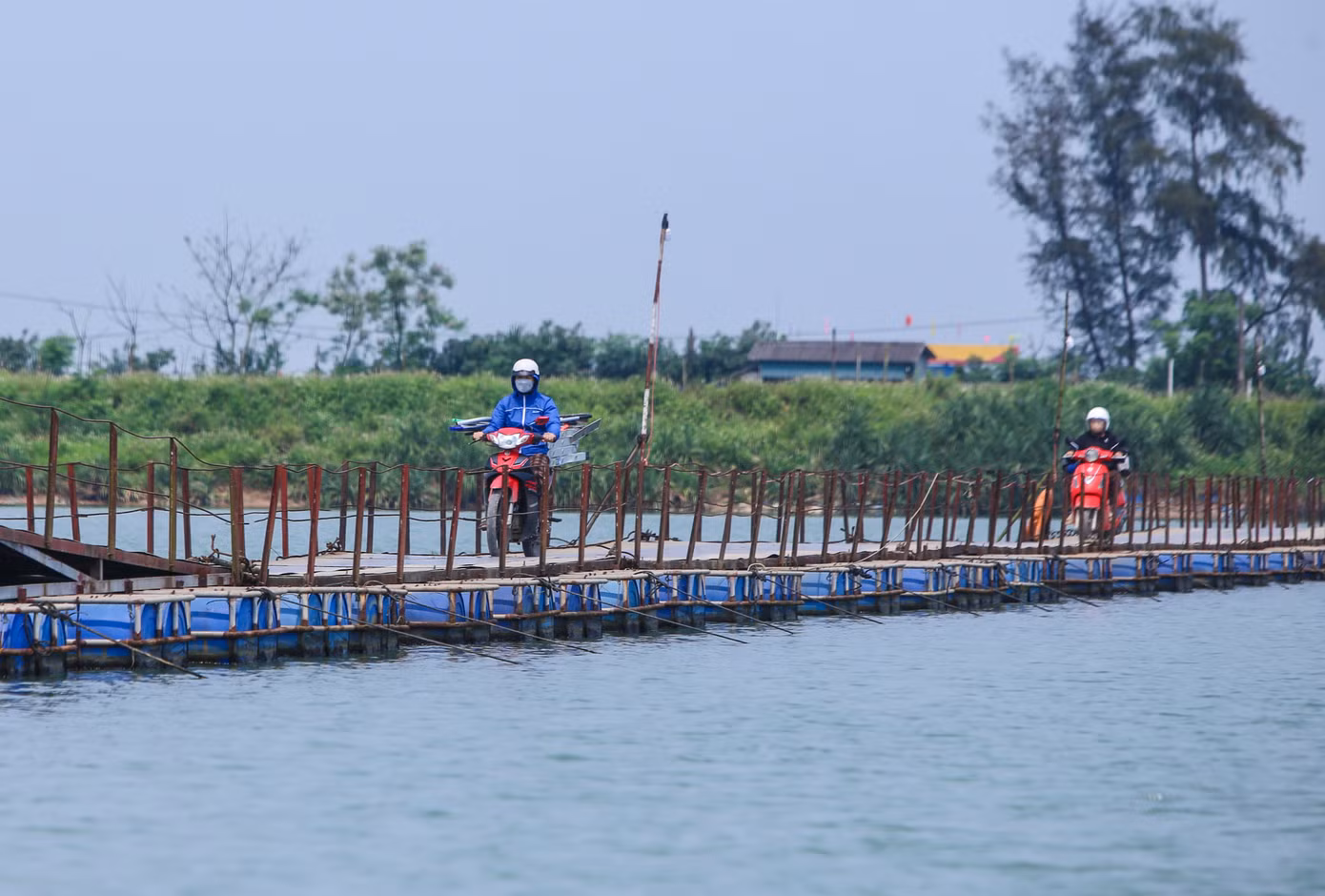 Xã Triệu Độ cách trung tâm TP Đông Hà chừng 4km, nhưng trước khi có cầu phao dân Triệu Độ hoặc đi đò hoặc vòng vào tận thị trấn Ái Tử, rồi theo quốc lộ 1A ra Đông Hà đến tận 34km. Năm 2013, khi cầu Đại Lộc (xã Triệu Thuận, huyện Triệu Phong) được khánh thành, khoảng cách có rút ngắn còn khoảng 10km. Tuy nhiên, người dân nơi đây vẫn chọn đi cầu phao vì rút ngắn khoảng cách, thời gian lẫn giảm chi phí xăng xe.