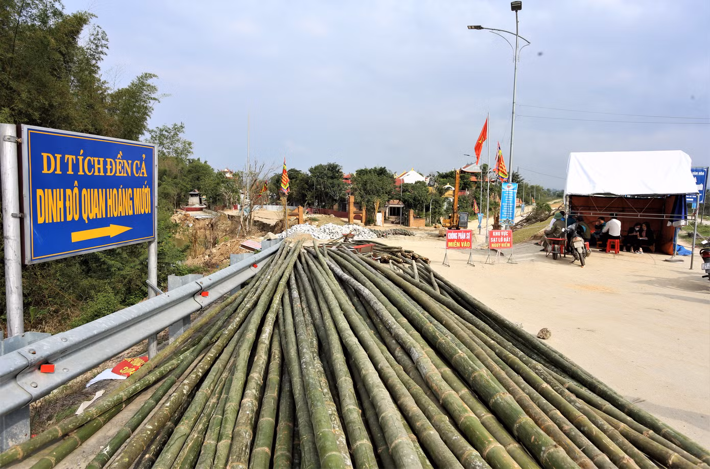 Địa phương đang xử lý tạm thời, xin hỗ trợ đá hộc, rọ đá để chống sạt lở.