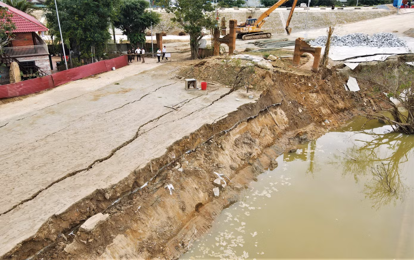 Nhìn từ trên cao, một số hạng mục như cổng, đường vào, nền đất, sân bị "xé" toạc, đổ vỡ.
