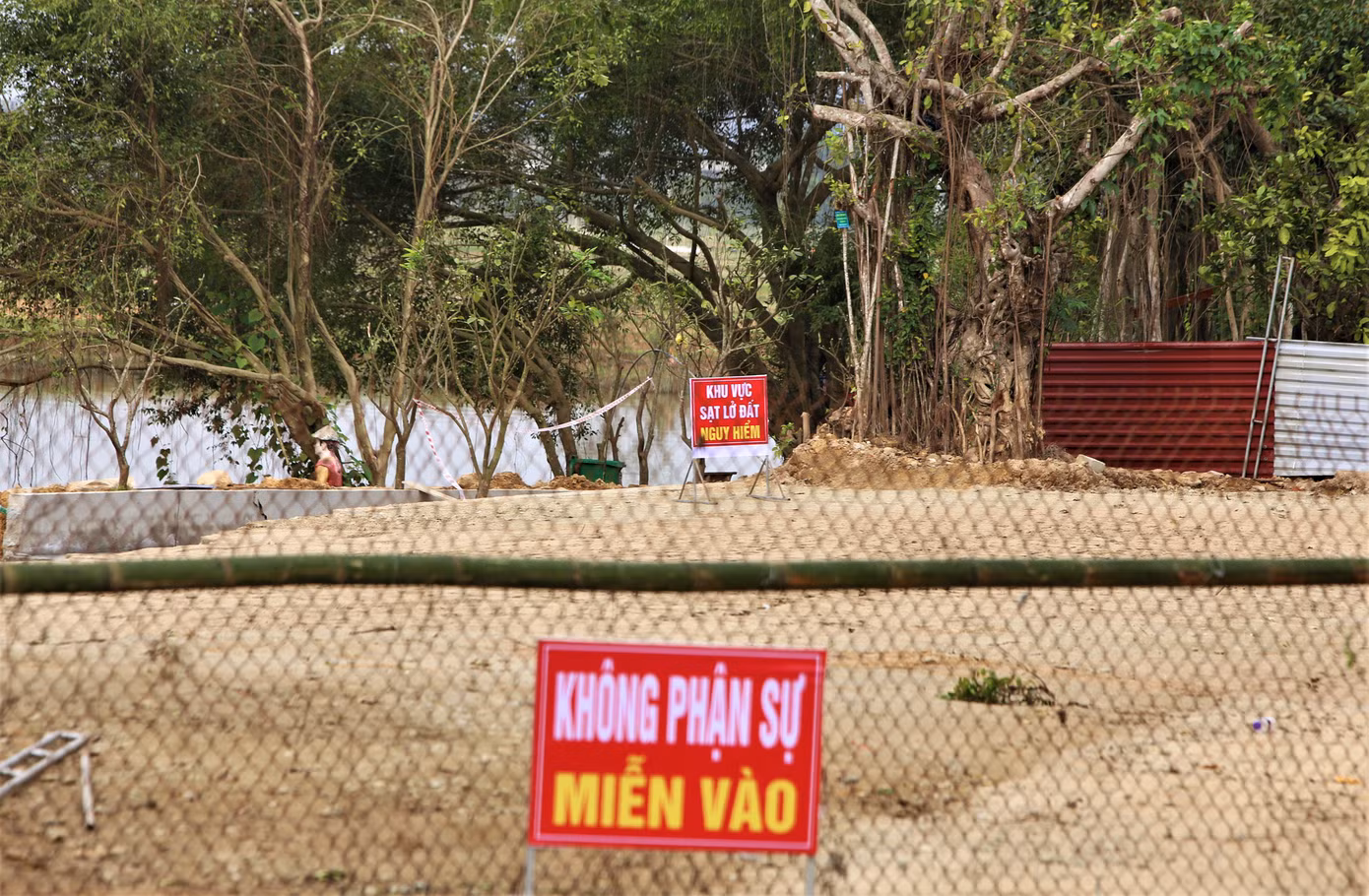 Lãnh đạo UBND thị xã Hồng Lĩnh sau vụ sạt lở, địa phương đã cắt cử lực lượng căng dây, biển cảnh báo khu vực nguy hiểm để đảm bảo an toàn cho người qua lại.