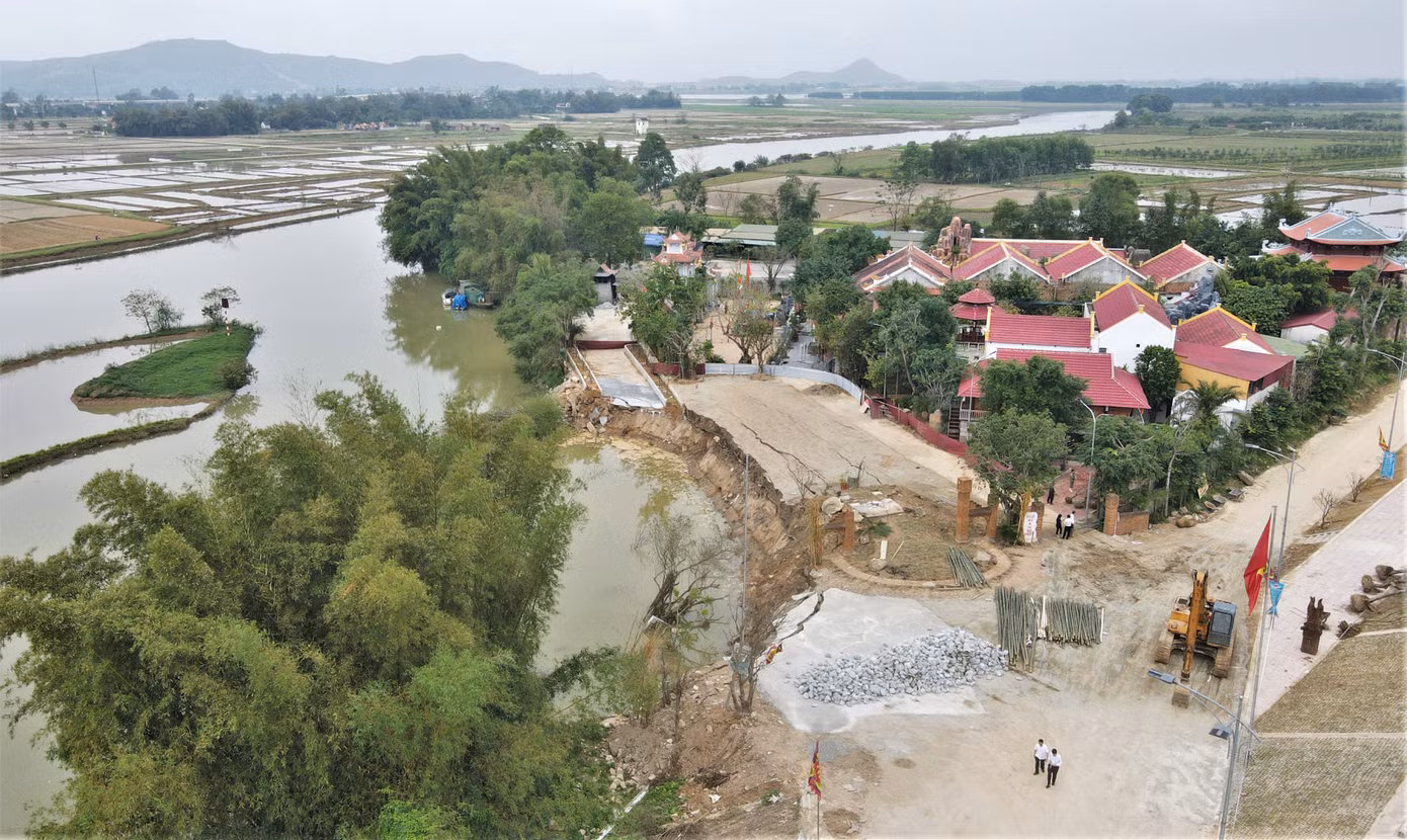 Sáng 12/1, lực lượng công an viên, dân quân tự vệ vẫn có mặt túc trực, bảo vệ hiện trường nguy hiểm, khu vực sạt lở tại bờ sông Minh, đoạn chảy qua khu vực đền Cả (phường Trung Lương, thị xã Hồng Lĩnh, Hà Tĩnh).