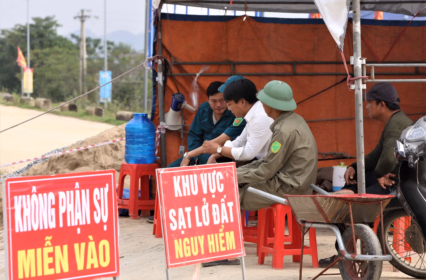 Mọi hoạt động tại đền cũng được tạm dừng để ngành chức năng làm rõ nguyên nhân.