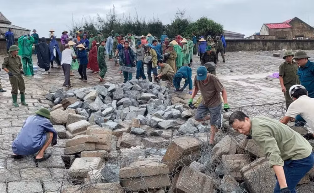 Hơn 200 người gia cố tuyến kè sạt lở.