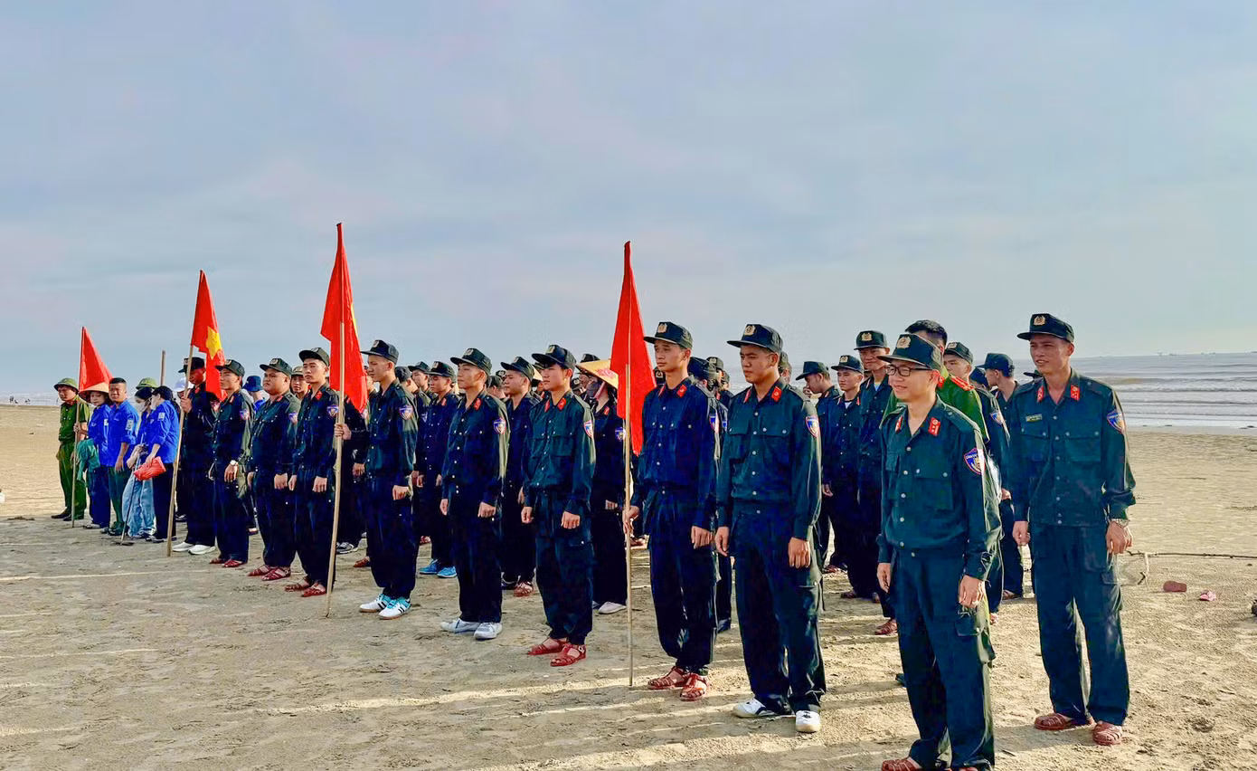 Hưởng ứng Chiến dịch Thanh niên tình nguyện hè năm 2025, Đoàn Thanh niên, Hội phụ nữ Phòng Cảnh sát cơ động (Công an tỉnh Hà Tĩnh) phối hợp với đoàn thanh niên thị trấn Lộc Hà tổ chức chương trình “Tuổi trẻ chung tay bảo vệ môi trường vì một đại dương xanh” tại bãi biển Xuân Hải. Ảnh: Phạm Trường - Trọng Tấn