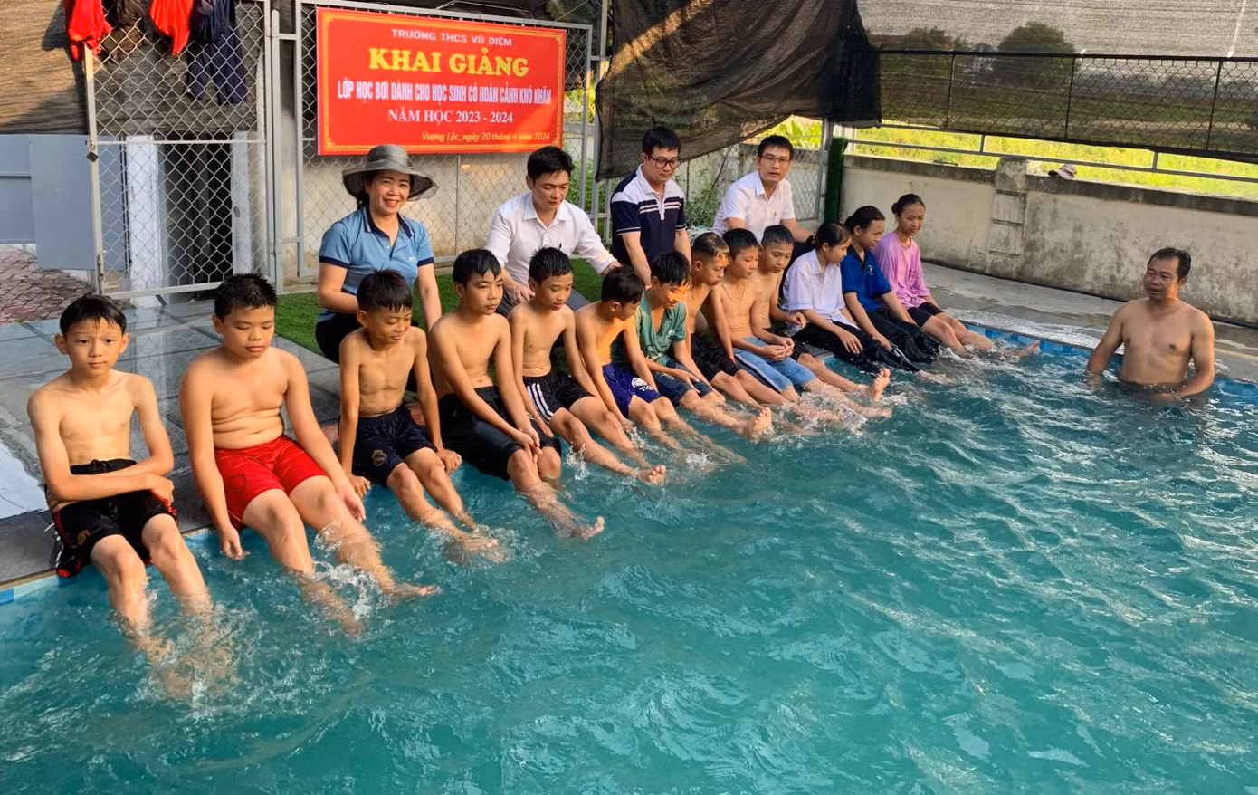 “Trường mở lớp dạy bơi miễn phí cho các em có hoàn cảnh khó khăn với mong muốn trang bị thêm cho học sinh kỹ năng tự bảo vệ bản thân. Lâu dài sẽ mở rộng quy mô dạy miễn phí cho học sinh toàn huyện, tăng số buổi luyện tập để các em sớm được trang bị đầy đủ các kỹ năng bơi lội, phòng, chống đuối nước", ông Hùng cho hay.