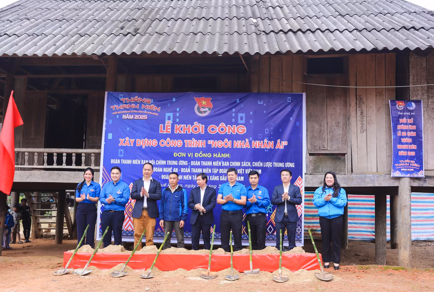Sau lễ khởi động là lễ khởi công xây dựng nhà nhân ái cho gia đình anh Lương Văn Thanh ở bản Chiếng, xã Hạnh Dịch với hoàn cảnh khó khăn. Ông Sầm Văn Duyệt – Phó bí thư thường trực Huyện ủy Quế Phong cho biết, sau khi có chương trình xóa nhà tạm, nhà dột nát của Trung ương, địa phương đã triển khai, thực hiện hơn 2.000 ngôi nhà. Hiện địa phương còn 508 hộ dân khó khăn cần hỗ trợ song địa phương còn gặp khó khăn.
