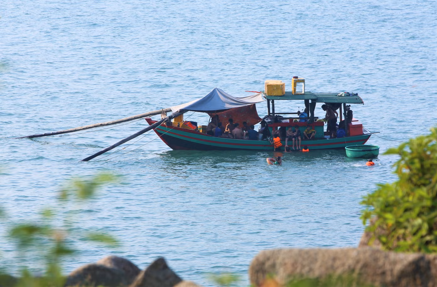 “Cảnh vật hoang sơ ở đây không chê vào đâu được. Có nhiều loại hải sản tươi rói và cách chế biến đặc biệt của người dân mà chỉ vùng này mới có. Mỗi lần vào Hà Tĩnh, gia đình tôi lại chuẩn bị lều bạt, đồ ăn, thức uống để cắm trại, trải nghiệm”, anh Thắng (42 tuổi, du khách từ Hà Nội) chia sẻ.