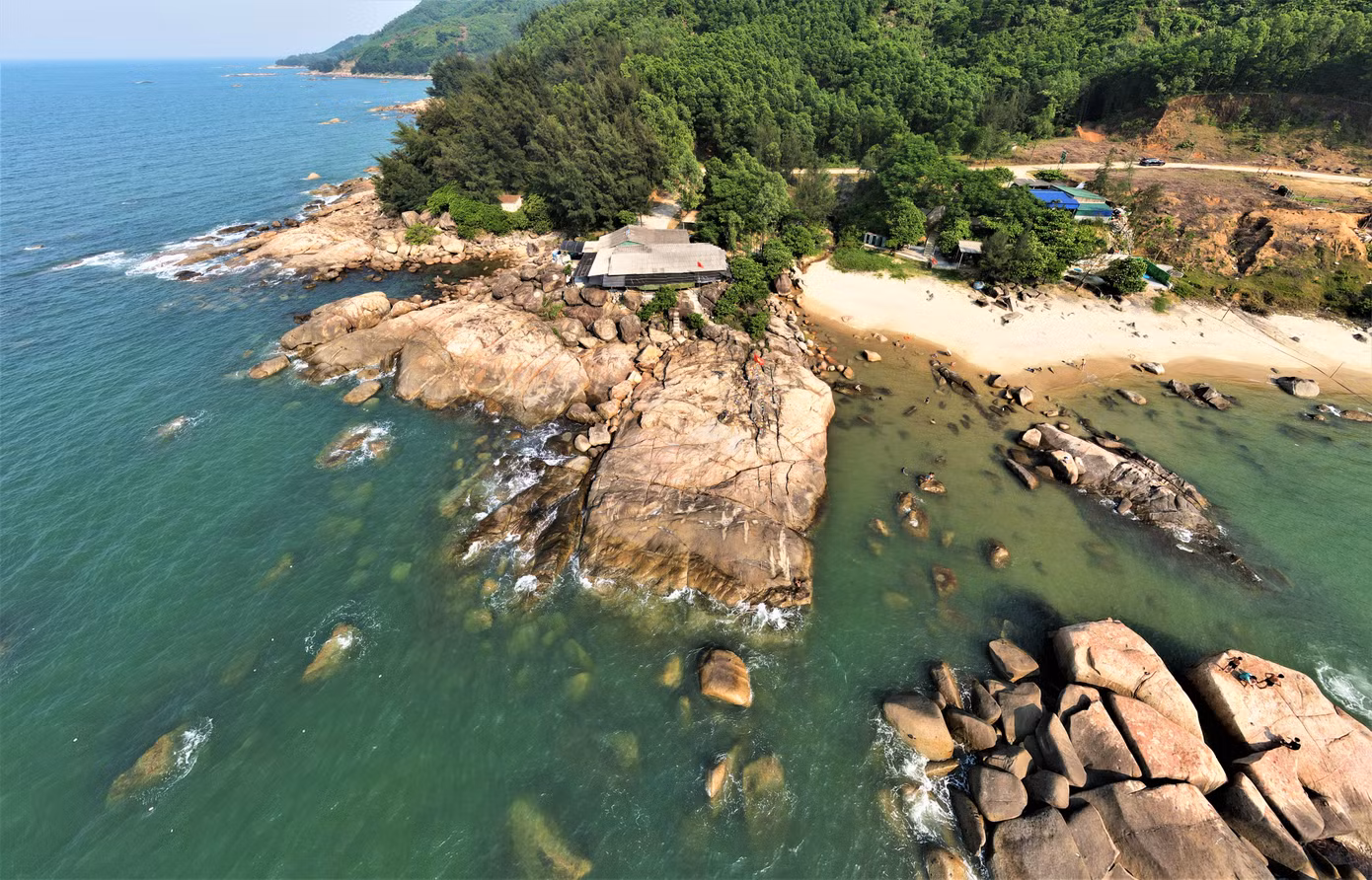Những lèn đá, bãi đá nhấp nhô tự nhiên đan xen các bãi cát thoai thoải. Phía bên trên là tán rừng phi lao, rừng tràm phòng hộ cao vút ngăn gió, chắn sóng, càng tạo nên phong cảnh riêng biệt cho khu vực này.
