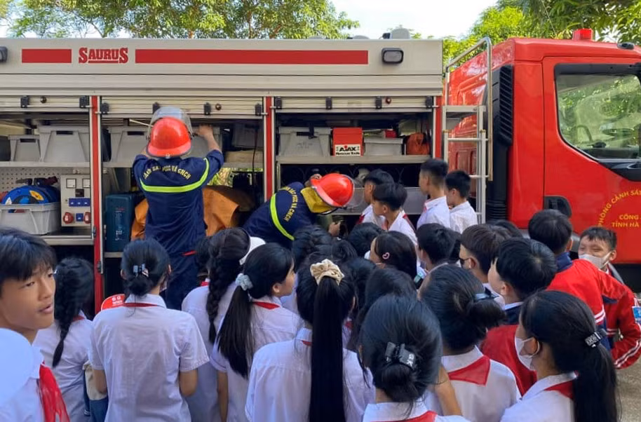 Tính năng của xe chữa cháy và một số phương tiện, thiết bị chữa cháy chuyên dụng như: mặt nạ phòng độc, bình chữa cháy xách tay, kỹ năng thoát hiểm trong đám cháy được trình bày trong buổi trải nghiệm.