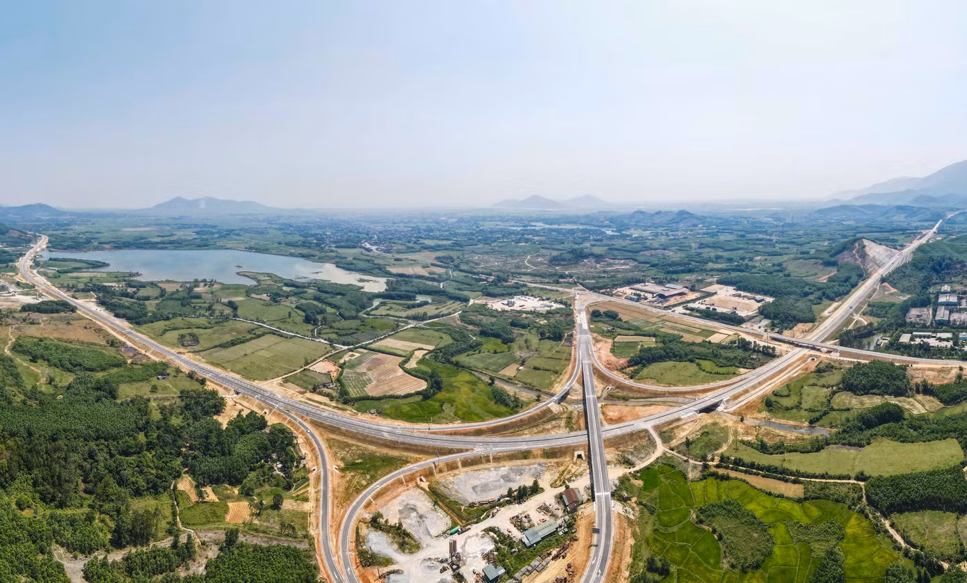 Gần 90 km của 2 tuyến cao tốc Bãi Vọt – Hàm Nghi và Hàm Nghi – Vũng Áng được đưa vào khai thác từ ngày 28/4. Sau 2 tháng đi vào hoạt động, lưu lượng phương tiện di chuyển trên cao tốc cũng vì thế tăng cao. Trong ảnh, nút giao quốc lộ 12C ở xã Kỳ Tân (huyện Kỳ Anh, Hà Tĩnh) trở thành điểm bắt đầu và kết thúc cho phương tiện lên xuống cao tốc qua địa phương này khi cao tốc đoạn Vũng Áng – Bùng kết nối Hà Tĩnh - Quảng Bình chưa thông tuyến.