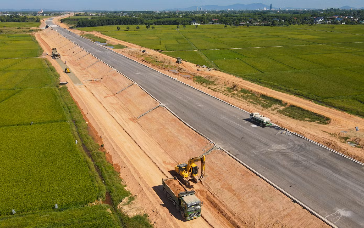 Trên công trường đoạn cao tốc Hàm Nghi - Vũng Áng thuộc 1 trong 12 dự án thành phần cao tốc Bắc - Nam phía Đông, giai đoạn 2021-2025, các nhà thầu đang thảm lớp bê tông nhựa rỗng C25, C19. Đoạn tuyến này dài 54,2km với tổng mức đầu tư hơn 9.700 tỷ đồng, đi qua các huyện Thạch Hà, Cẩm Xuyên và Kỳ Anh của tỉnh Hà Tĩnh.