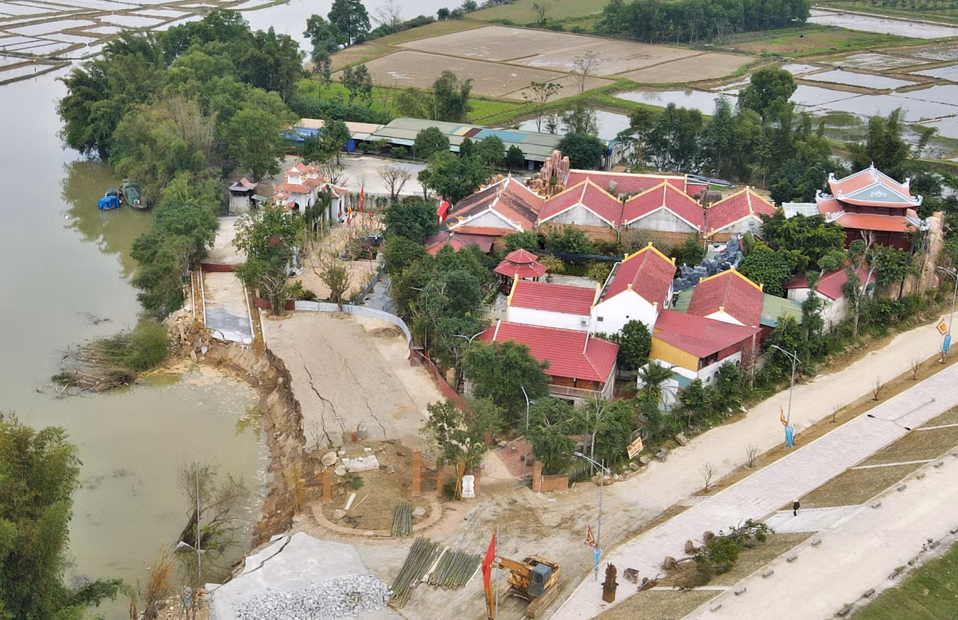 Sạt lở lấn vào đền Cả.