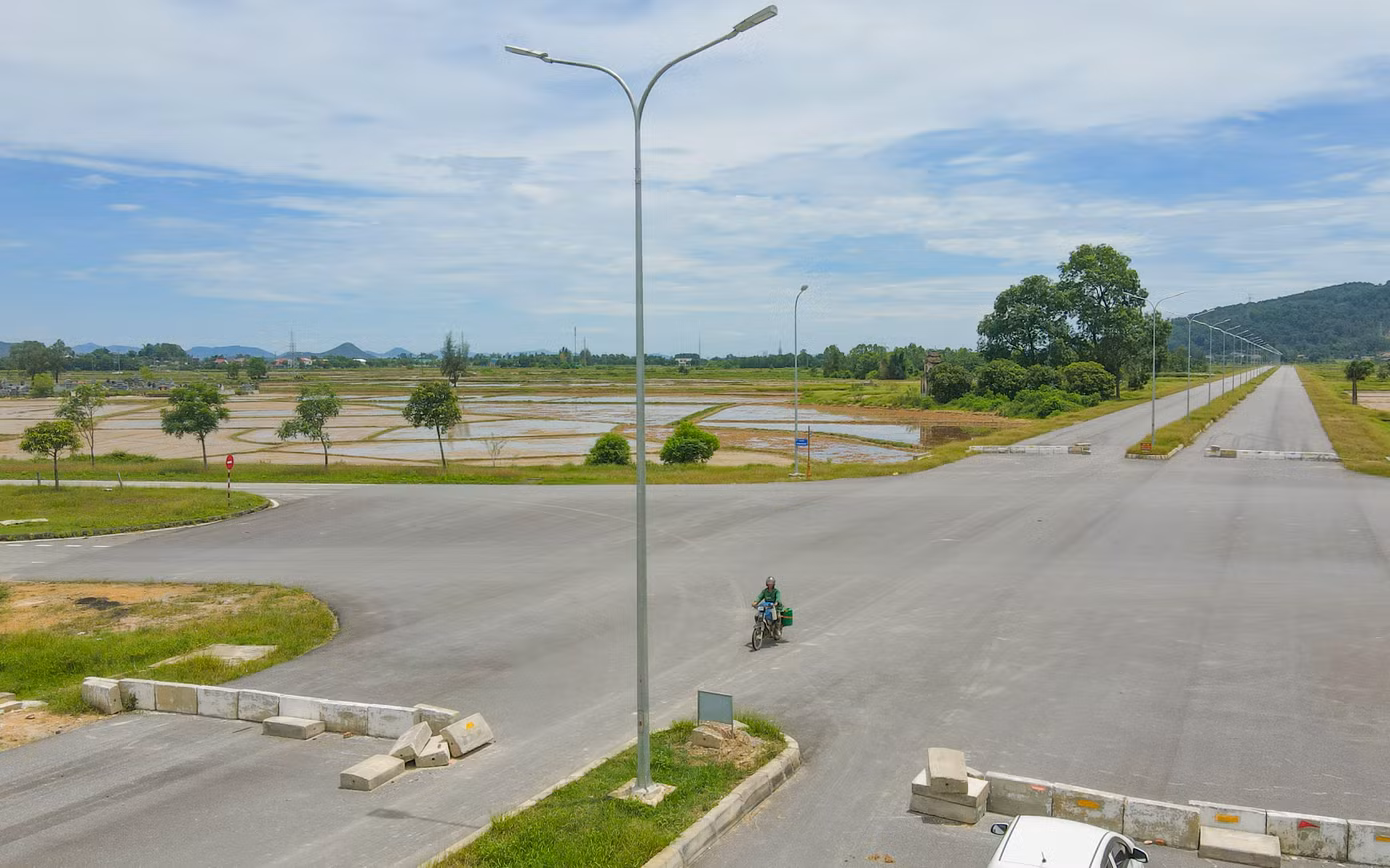 Tuy nhiên, một số phương tiện như xe máy, ô tô con vẫn đi qua các lối mở nhỏ để di chuyển trên đường.