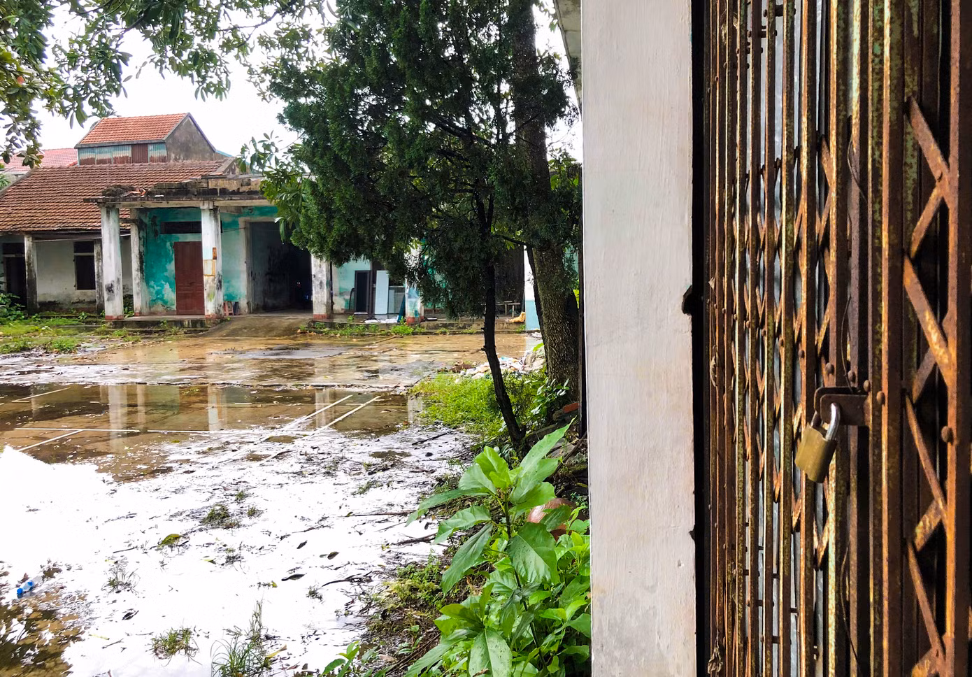 Do các dãy nhà lâu ngày không được sử dụng nên người dân xung quanh tận dụng làm nơi để xe, gia công nhôm kính.