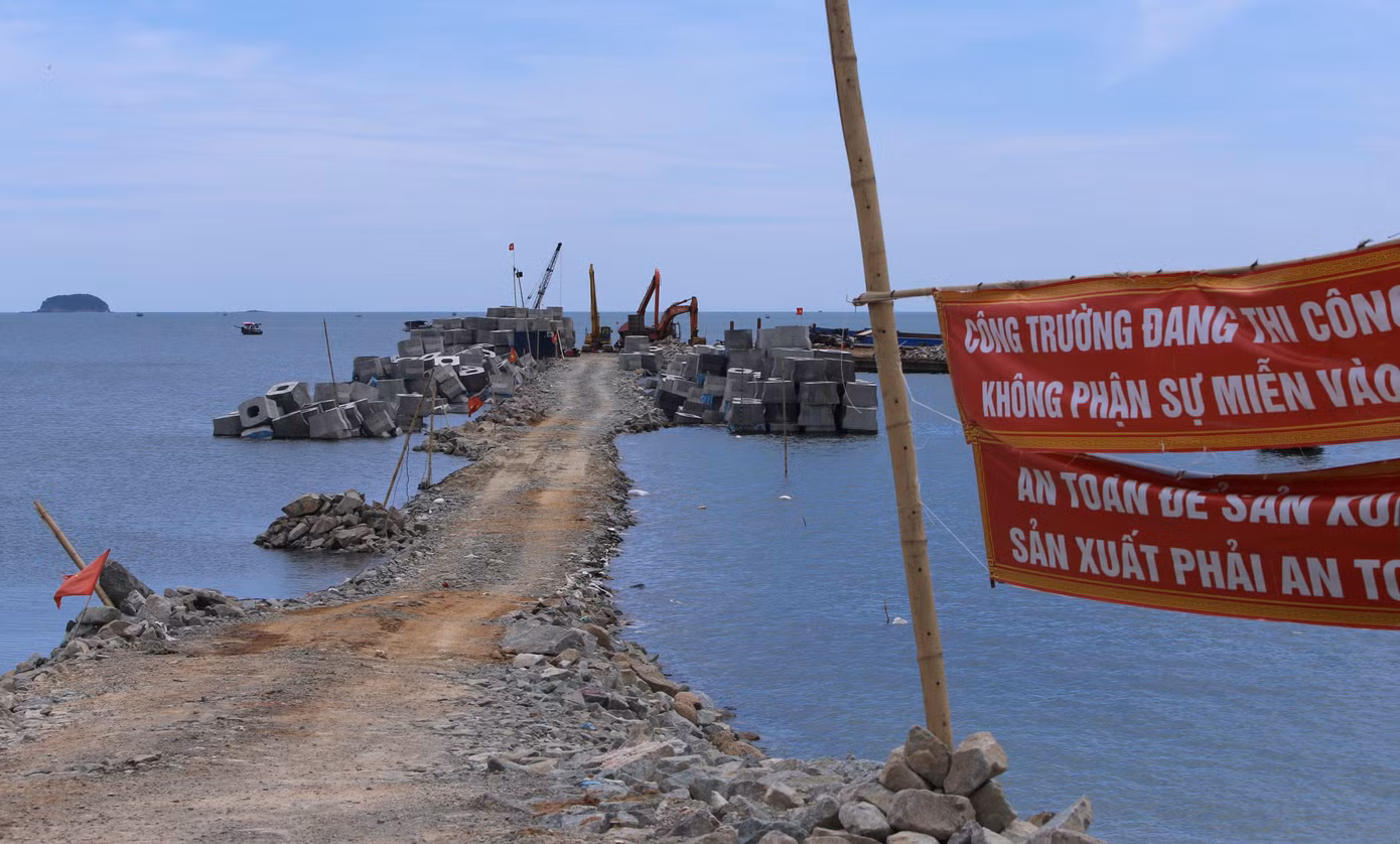 Dự án khi hoàn thành hứa hẹn giúp ngư dân địa phương vững vàng bám biển, thuận lợi trong việc ra khơi, đưa cá vào bờ bán cho thương lái, nâng cao hiệu quả phát triển kinh tế.