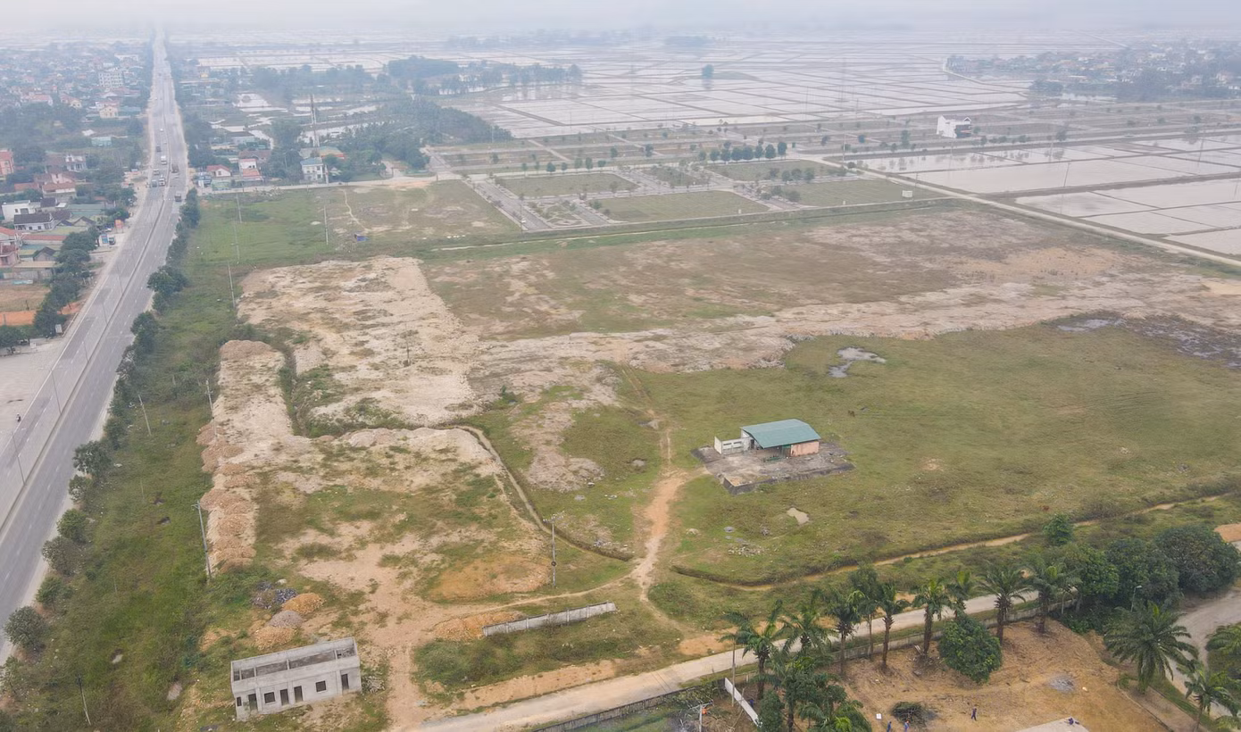 Cụm công nghiệp Can Lộc nằm ven Quốc lộ 1A qua xã Thiên Lộc và thị trấn Nghèn, huyện Can Lộc (Hà Tĩnh). Dự án được UBND tỉnh chấp thuận cho phép xây dựng vào năm 2020 trên diện tích hơn 24ha (trong đó có dự án Nhà máy Thức ăn chăn nuôi Thiên Lộc đã triển khai với diện tích 3,6ha). Công trình có tổng mức đầu tư hơn 120 tỷ đồng, chia làm 2 giai đoạn.