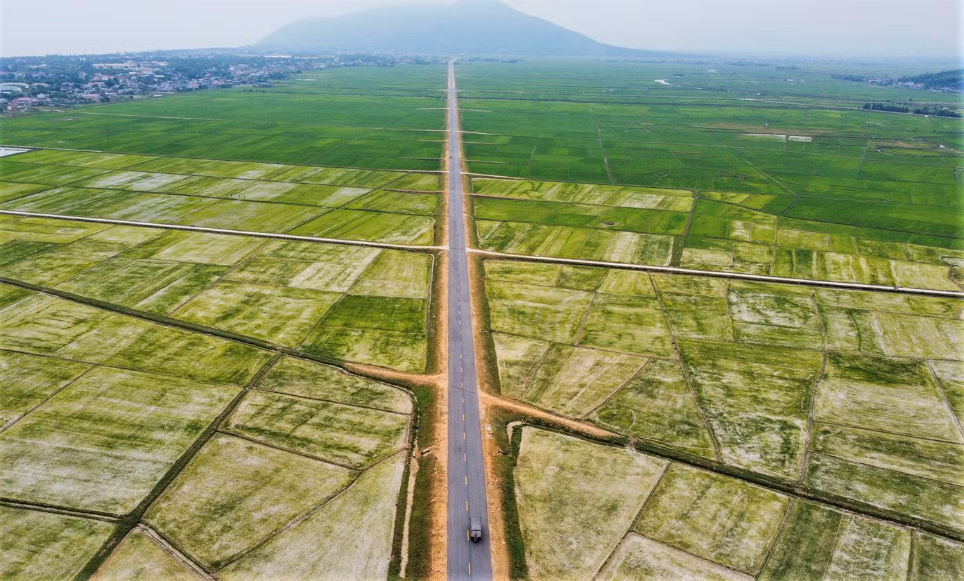 Tuyến đường ven biển còn chạy qua cánh đồng lúa, đoạn giao giữa huyện Cẩm Xuyên và Kỳ Anh.