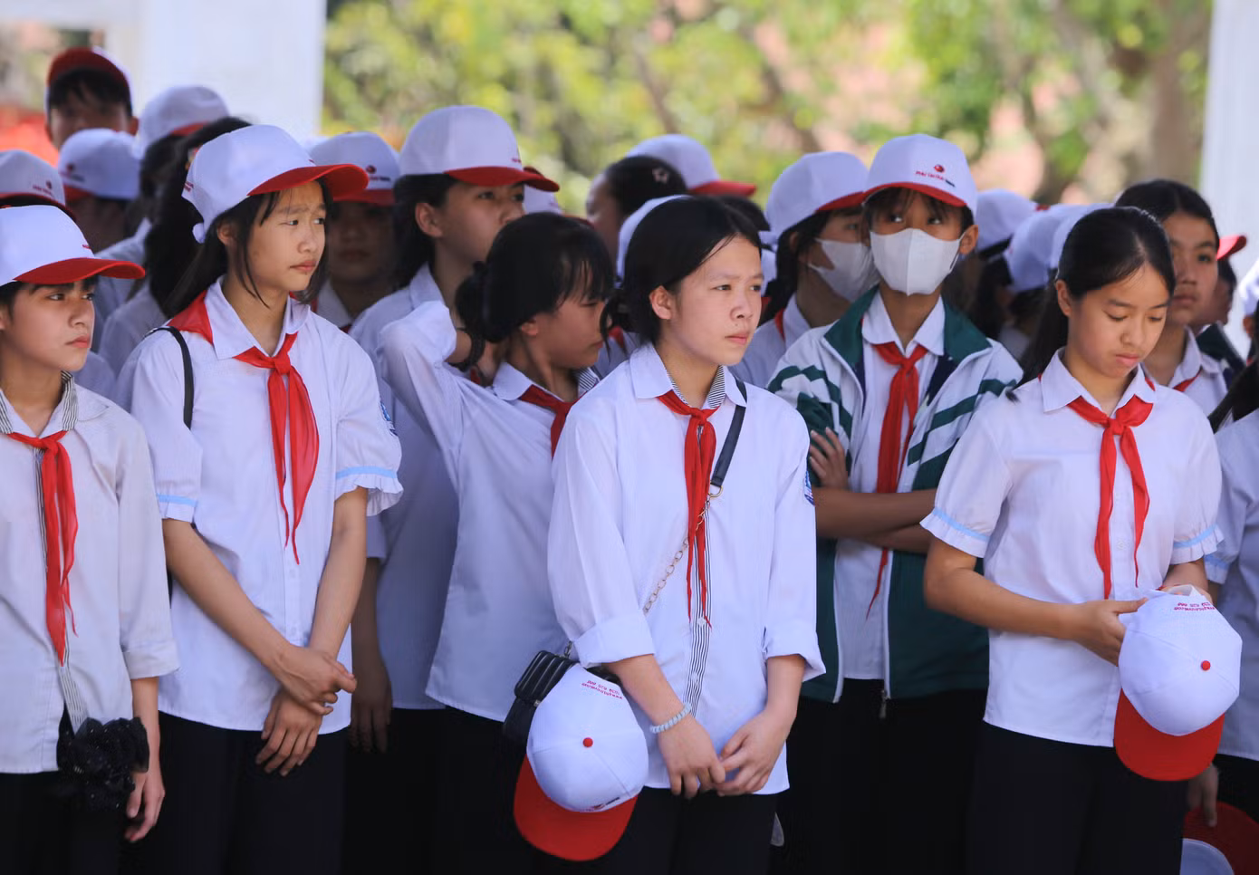 Nhiều thế hệ thanh niên, học sinh, sinh viên từ khắp nơi trên mọi miền đất nước đã về khu di tích vào những ngày tháng này. Ông Đặng Quốc Vũ - Giám đốc Ban Quản lý Khu di tích Ngã ba Đồng Lộc và Khu tưởng niệm Lý Tự Trọng, cho biết, từ đầu năm đến nay, có hơn 162.000 lượt khách từ khắp mọi miền Tổ quốc và du khách nước ngoài về khu di tích để tưởng nhớ, tri ân các anh hùng liệt sĩ. Riêng tháng 4, tính đến ngày 15 đã có gần 35.000 lượt khách.