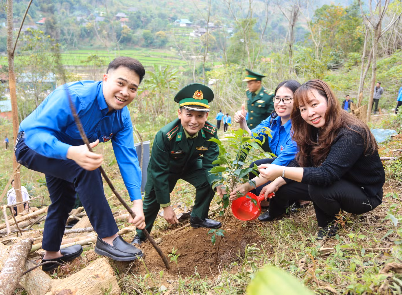 Đại diện Ban Nội chính Trung ương hào hứng với mô hình sinh kế trồng hơn 500 cây lát hoa cho người dân vùng biên xứ Nghệ.
