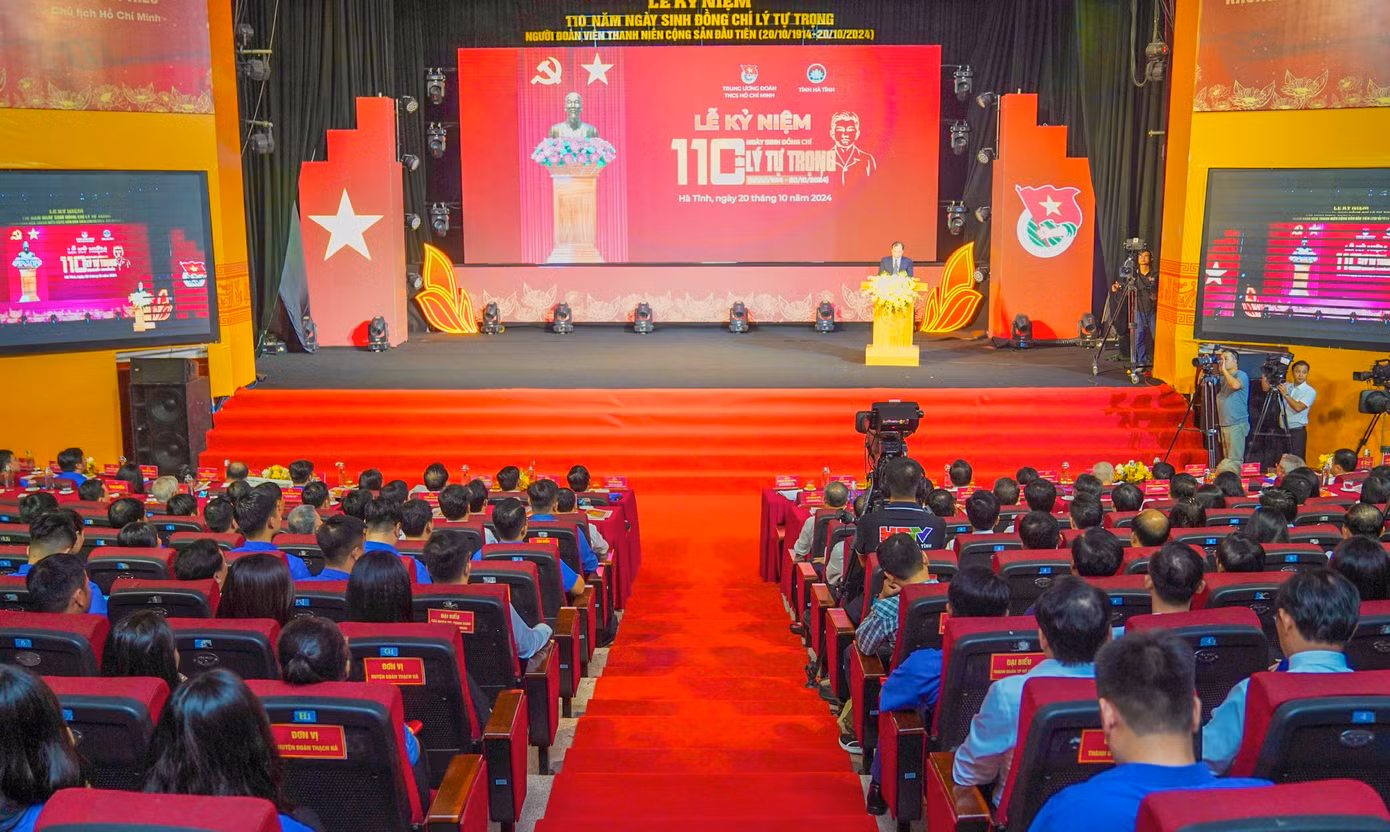 Tối 20/10, tại Trung tâm Văn hóa - Điện ảnh tỉnh Hà Tĩnh diễn ra chương trình nghệ thuật “Sáng mãi con đường cách mạng của thanh niên” và Lễ kỷ niệm 110 năm Ngày sinh anh Lý Tự Trọng. Chương trình do T.Ư Đoàn TNCS Hồ Chí Minh phối hợp với tỉnh Hà Tĩnh tổ chức.