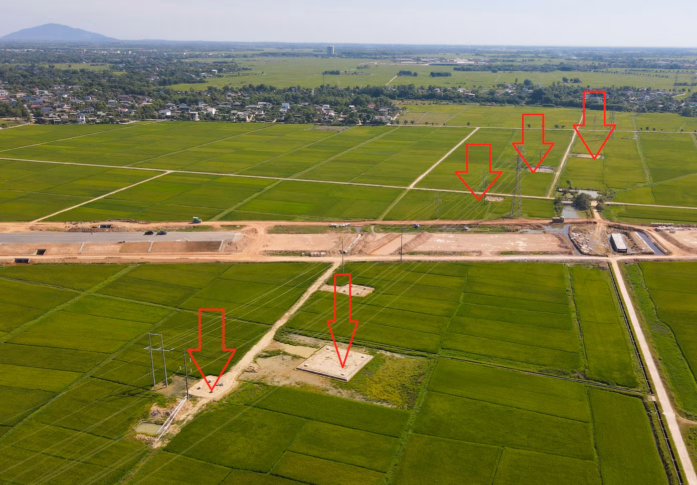 Tại một số vị trí qua huyện Cẩm Xuyên, Thạch Hà và Kỳ Anh thuộc dự án cao tốc Hàm Nghi - Vũng Áng đang bị vướng đường dây điện 110kV, 220kV và 500kV. Trong hình là một vị trí đường dây chạy băng ngang cao tốc qua xã Cẩm Thạch (huyện Cẩm Xuyên).