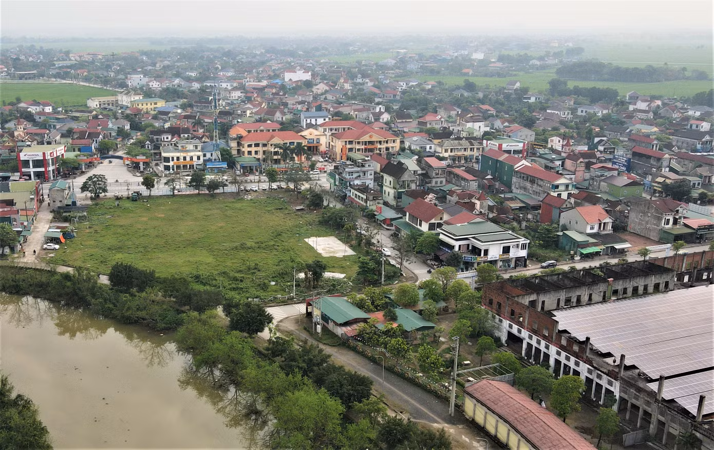 Đến năm 2016, UBND tỉnh Hà Tĩnh tiếp tục bàn giao khu đất 9.726m2 để chủ đầu tư thực hiện giai đoạn 2 làm dự án khách sạn - trung tâm thương mại dịch vụ tổng hợp với số vốn đầu tư 150 tỷ đồng. Dự án bao gồm các hạng mục khu nhà hàng, khách sạn, cổng chính, cổng phụ, khu dịch vụ tổng hợp và văn phòng cho thuê, khu massage và karaoke,...