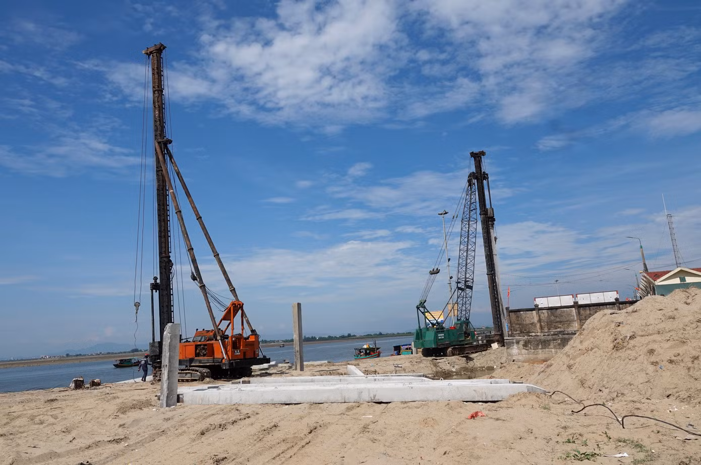 Tại Dự án đầu tư xây dựng mở rộng Cảng cá Thạch Kim (huyện Lộc Hà, Hà Tĩnh) cũng được nhà thầu thi công khoan cọc nhồi, đổ đất san lấp, đổ đá hộc và thi công mương thoát nước.