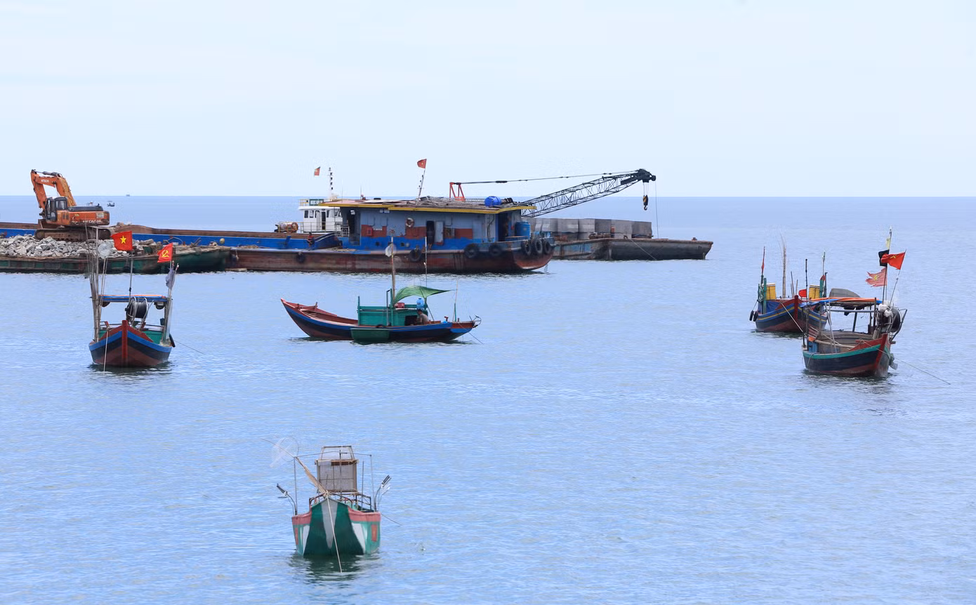 Theo nhiều ngư dân địa phương, từ trước đến nay, tàu thuyền neo đậu tại khu vực Cửa Nhượng rất khó khăn do tình trạng bồi lắng. Khi đánh bắt về, họ phải neo đậu ở xa nên việc vận chuyển hải sản về bờ khó khăn. Đặc biệt, vào những ngày mưa bão, ngư dân luôn bất an vì không có nơi neo đậu an toàn.