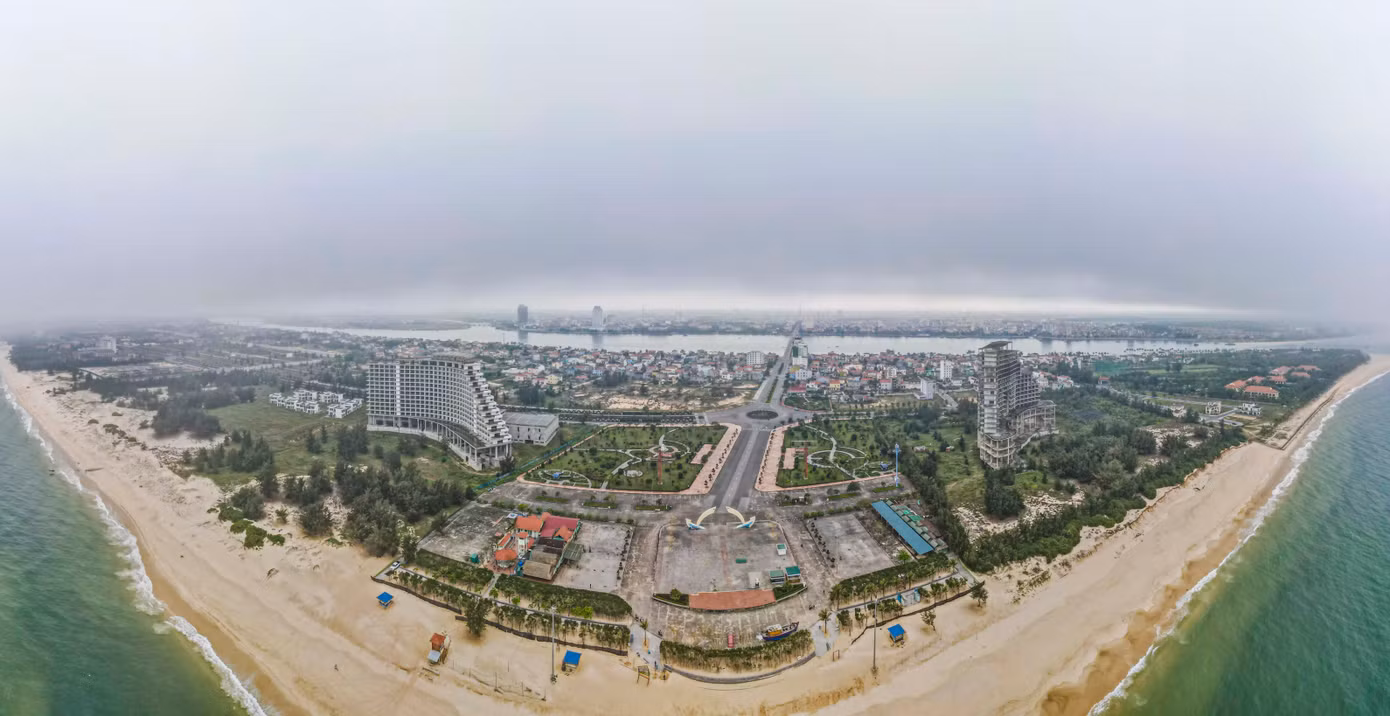 Bán đảo Bảo Ninh có địa thế thuận lợi với một mặt giáp sông Nhật Lệ và một mặt hướng biển. Nơi đây được ví như “hòn ngọc” của TP. Đồng Hới, kỳ vọng trở thành trung tâm du lịch nghỉ dưỡng, thị trường bất động sản lớn của miền Trung.