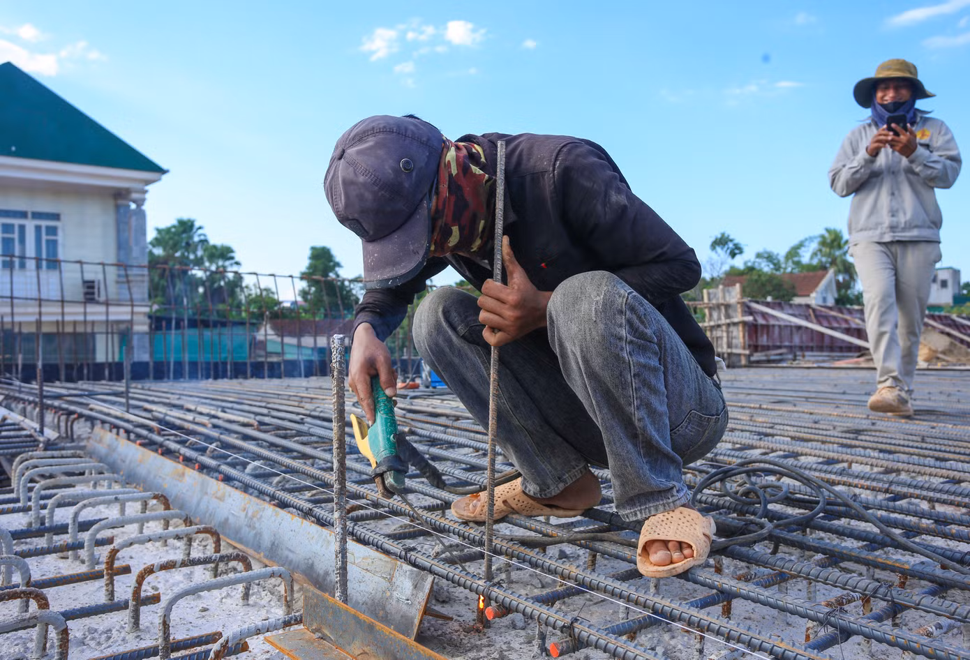 Công nhân miệt mài thi công trên hạng mục cầu vượt cao tốc.
