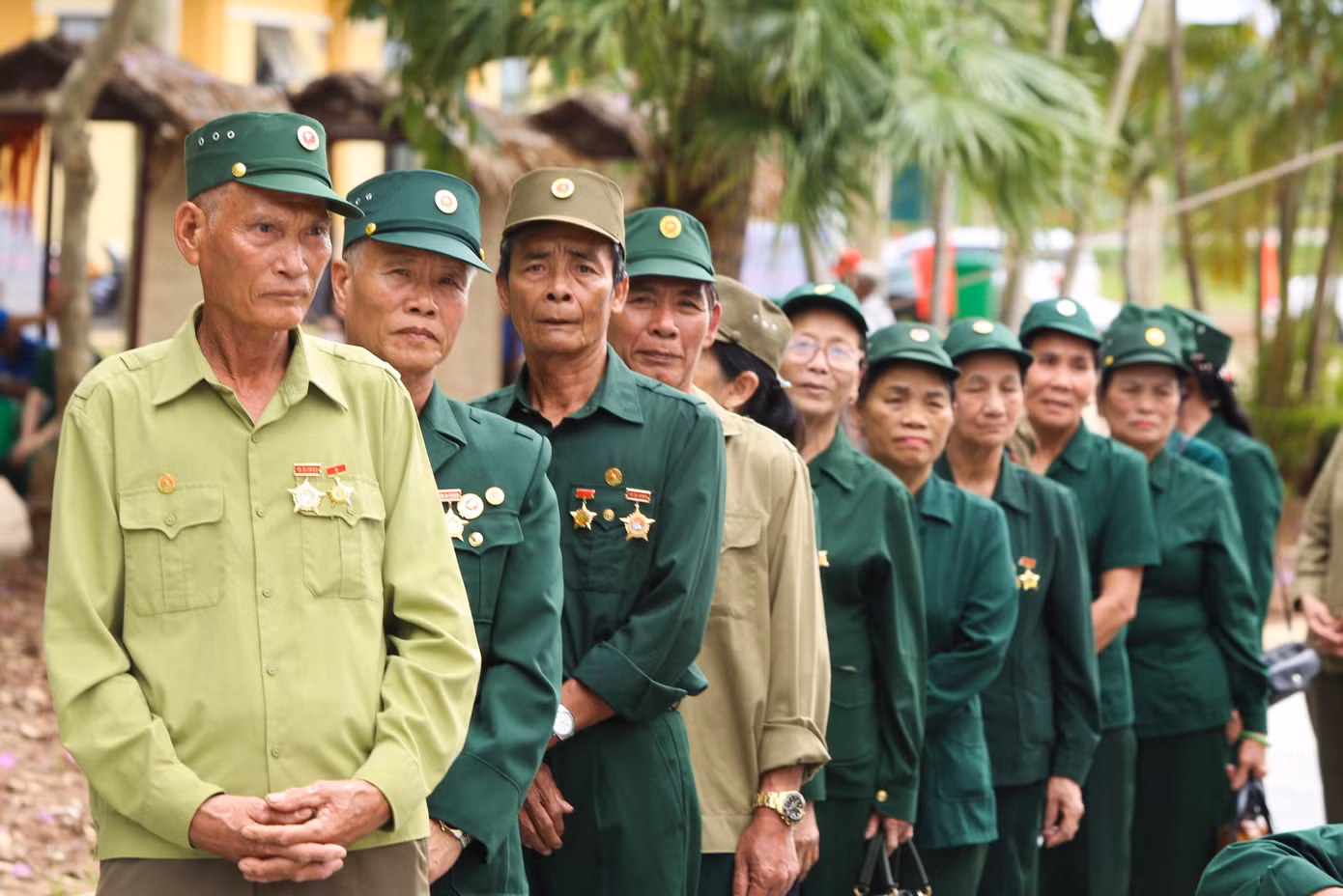 Hàng trăm cựu TNXP, cựu chiến binh từng tham gia công cuộc mở đường Trường Sơn, vận tải hàng hóa chi viện... đã có mặt tại Lễ kỷ niệm đặc biệt này.