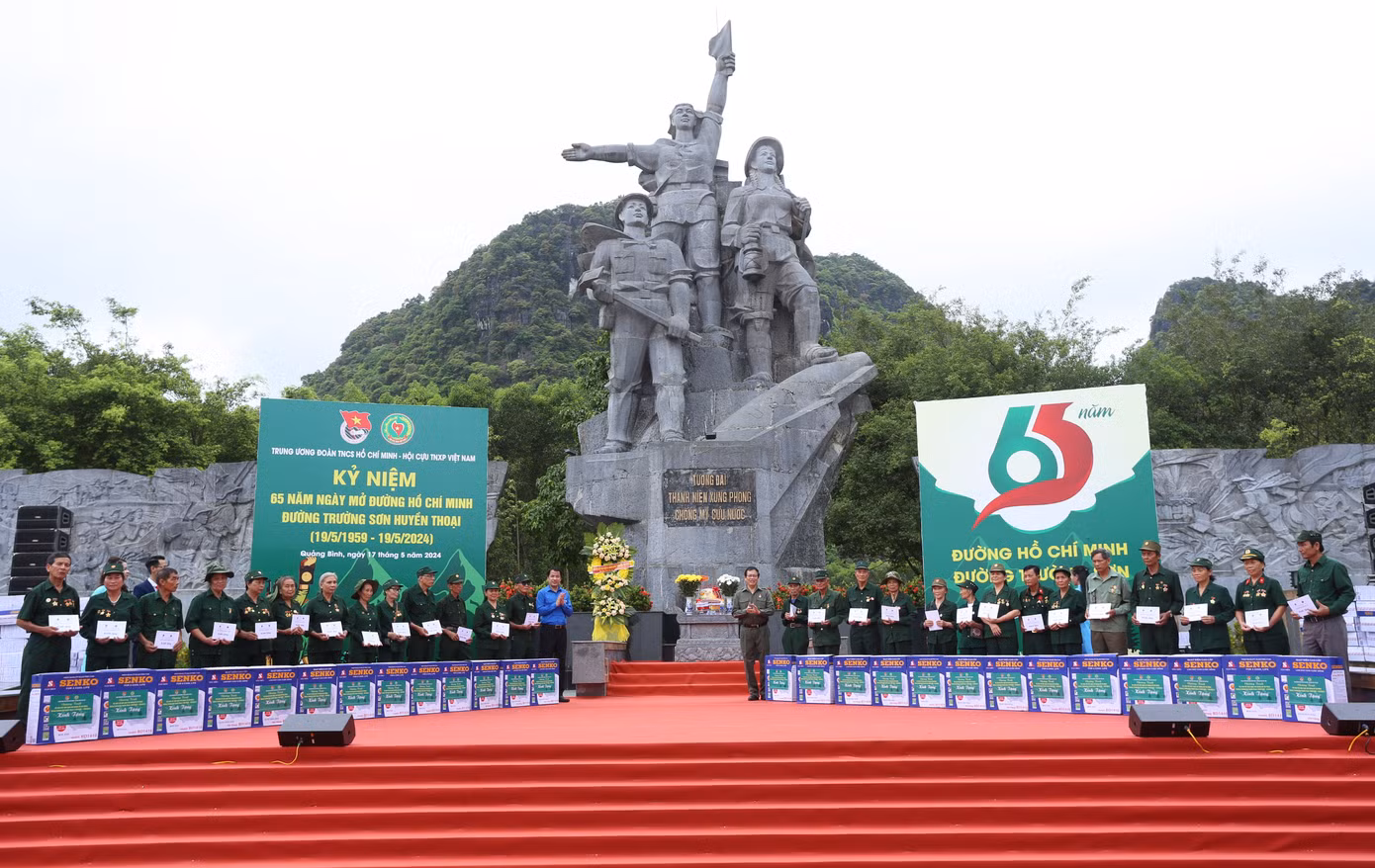 Ban tổ chức và các đơn vị tài trợ trao tặng Tỉnh Đoàn Quảng Bình dự án mô hình hỗ trợ giảm nghèo từ nuôi bò trị giá 1 tỷ đồng; nguồn vốn vay giải quyết việc làm trị giá 1 tỷ đồng; trao tặng các công trình thanh niên, chương trình an sinh xã hội trị giá 1,05 tỷ đồng cùng nhiều phần quà tặng cựu TNXP, cựu chiến binh.