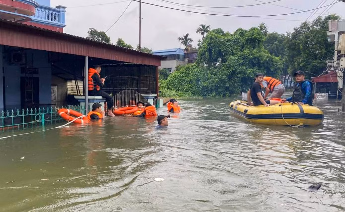 Trước đó, khi việc xả lũ diễn ra, chính quyền địa phương cùng lực lượng chức năng đã có mặt, hỗ trợ di tản người và tài sản ở vùng ngập lụt đến nơi an toàn.