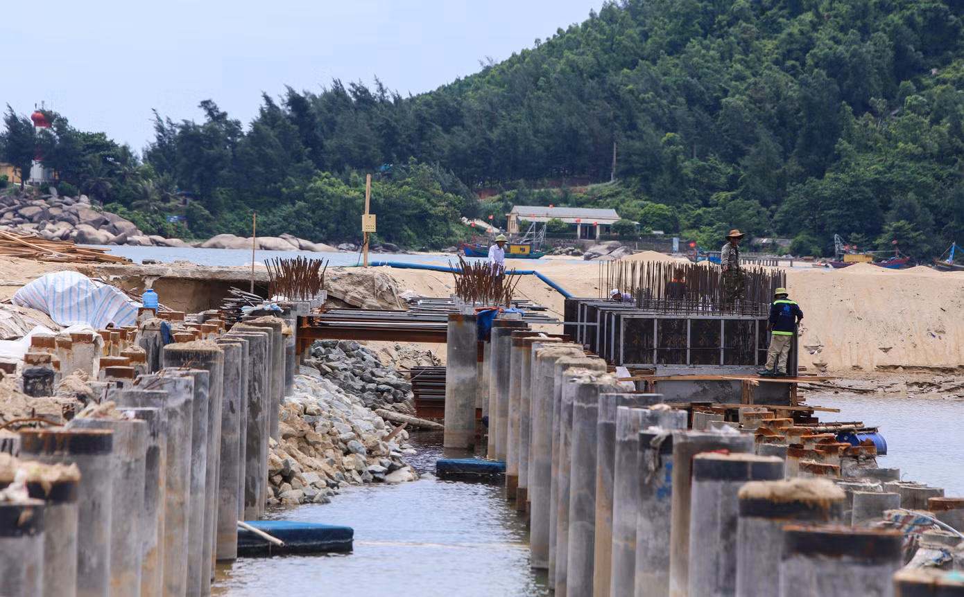 Công nhân thi công hạng mục bến cập tàu.