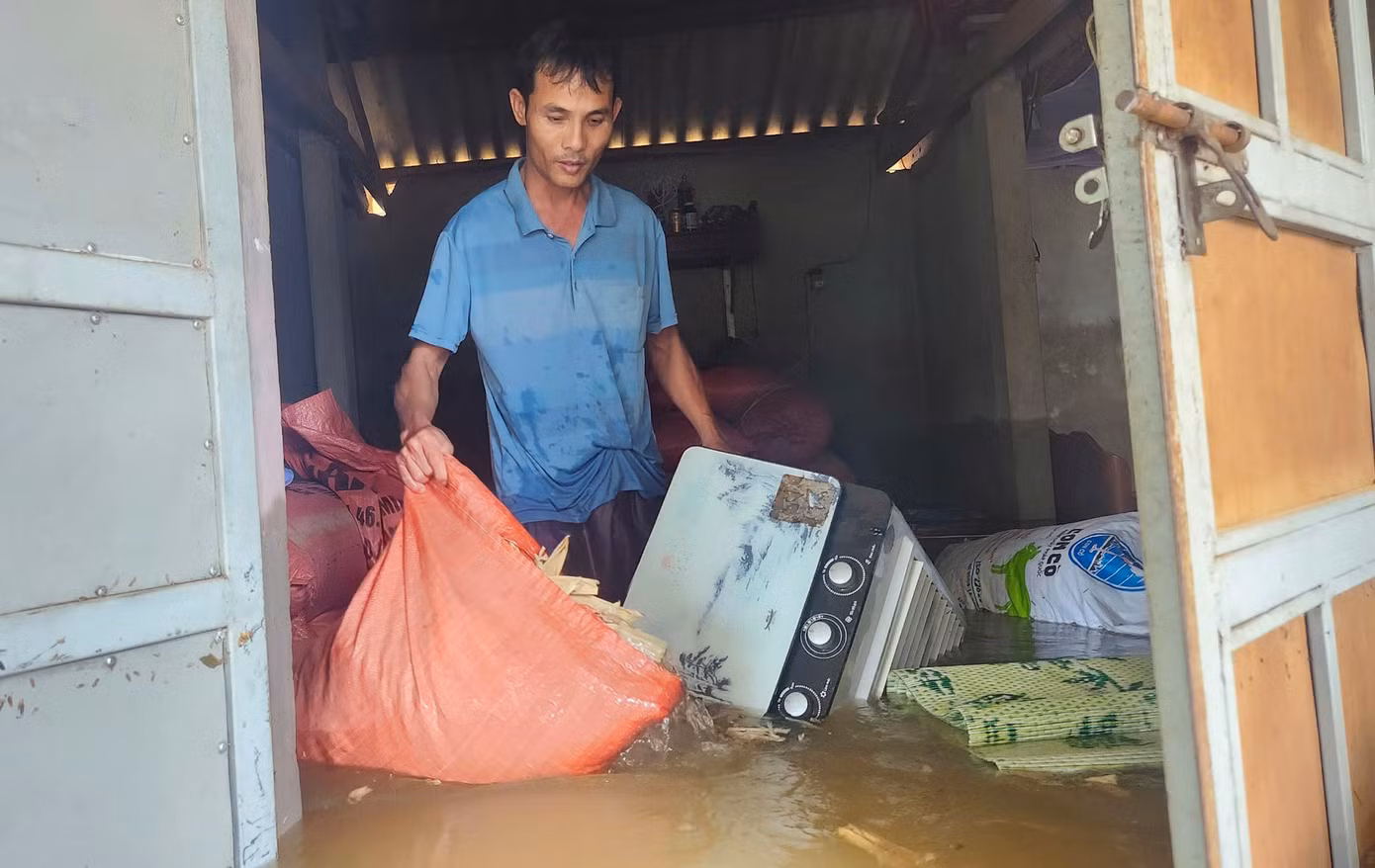 "Xe máy, đồ điện, lúa gạo và toàn bộ tài sản có trong nhà đều bị nước nhấn chìm. Chúng tôi cũng nghĩ chỉ là trận mưa giông bình thường vì lũ lụt chưa từng xảy ra vào tháng 4", anh Nguyễn Huy Cường (SN 1983, trú thôn Tân Mỹ, xã Cẩm Duệ) cho hay.