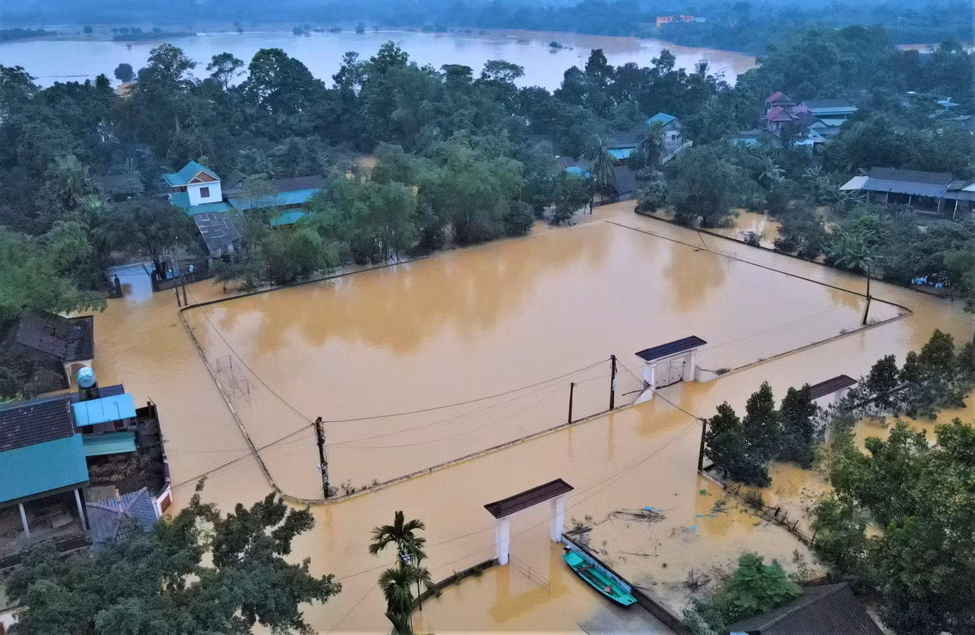 Lãnh đạo UBND xã Hà Linh cho biết, mưa lũ gây ngập 78 hộ dân, 168 hộ nước vào vườn; nhiều tuyến đường liên thôn, liên xã bị ngập, cô lập một số khu vực. Mưa lũ cũng làm 1 người chết, 1 người mất tích, địa phương đang phối hợp ngành chức năng tìm kiếm nạn nhân.
