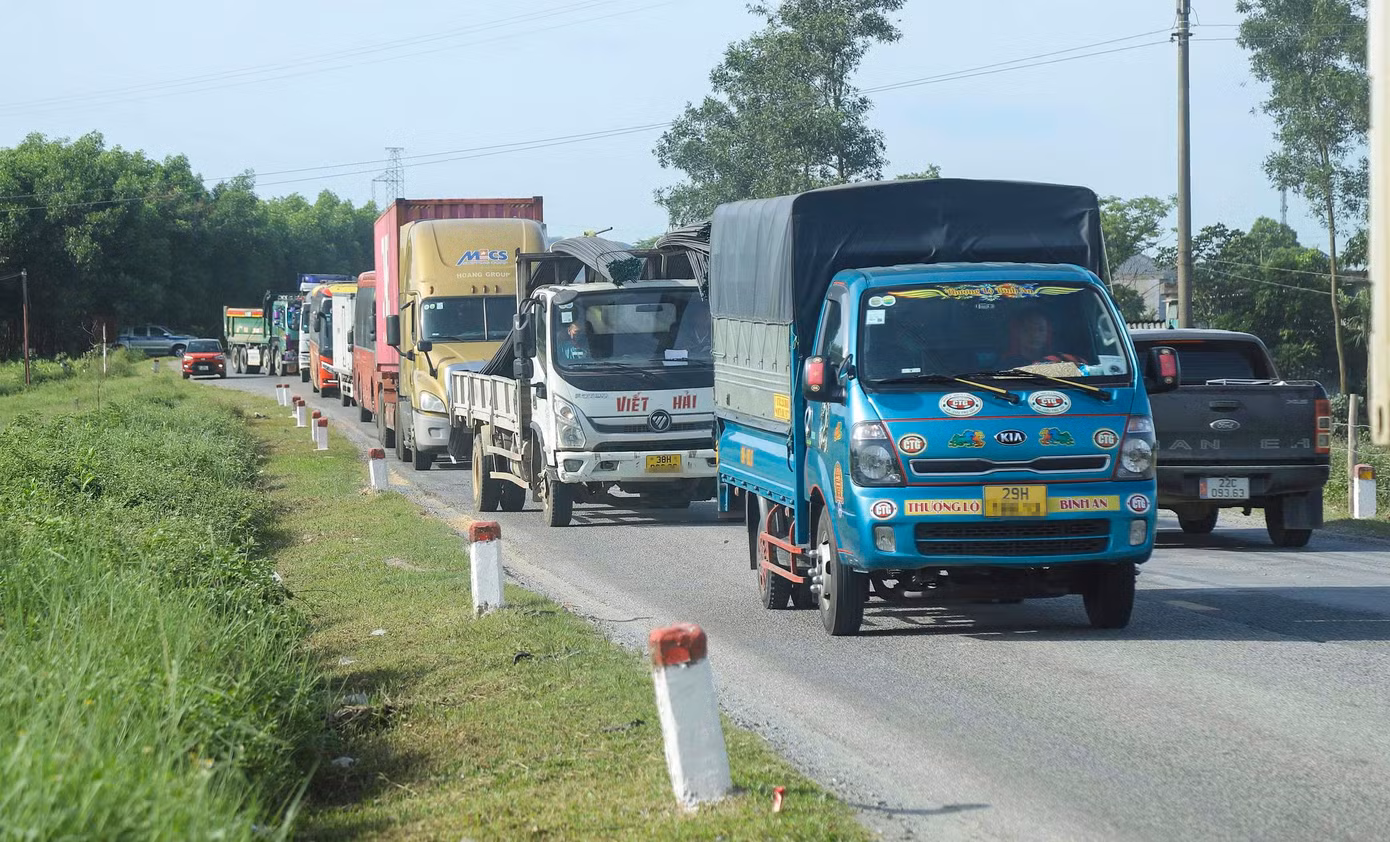 Quốc lộ 12C là một trong những tuyến giao thông kết nối trung tâm thị xã Kỳ Anh với các địa phương vùng thượng của huyện Kỳ Anh. Ngoài phương tiện ra vào cao tốc, còn có xe đầu kéo chở hàng hóa di chuyển từ Cửa khẩu Quốc tế Cha Lo về Khu kinh tế Vũng Áng.