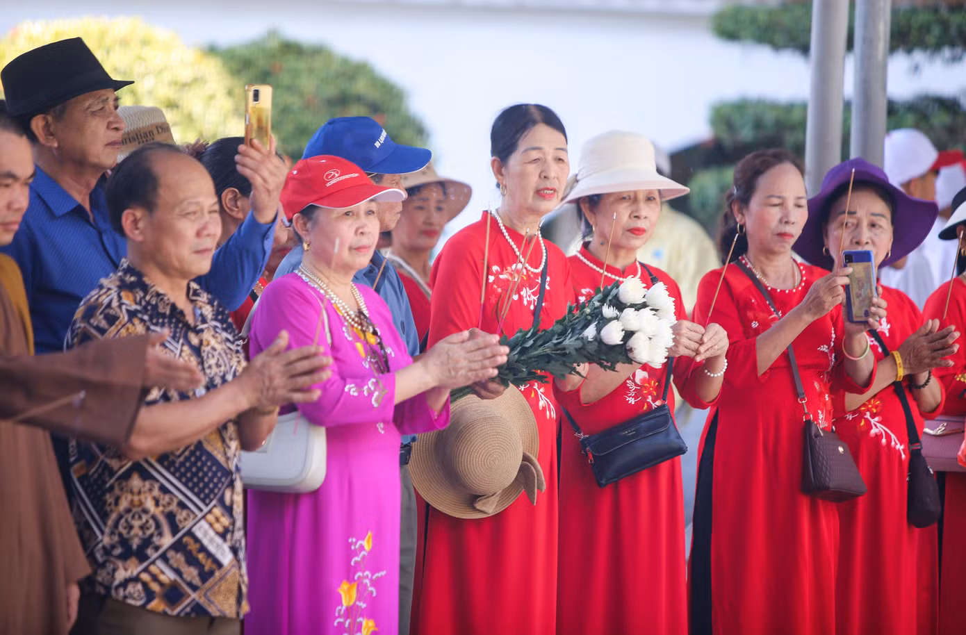 “Với tinh thần uống nước nhớ nguồn, mỗi lần qua Hà Tĩnh, chúng tôi lại đến Ngã ba Đồng Lộc để dâng hương, ghi nhớ công ơn to lớn của các anh hùng, liệt sĩ đã hy sinh xương máu bảo vệ Tổ quốc”, một du khách chia sẻ.