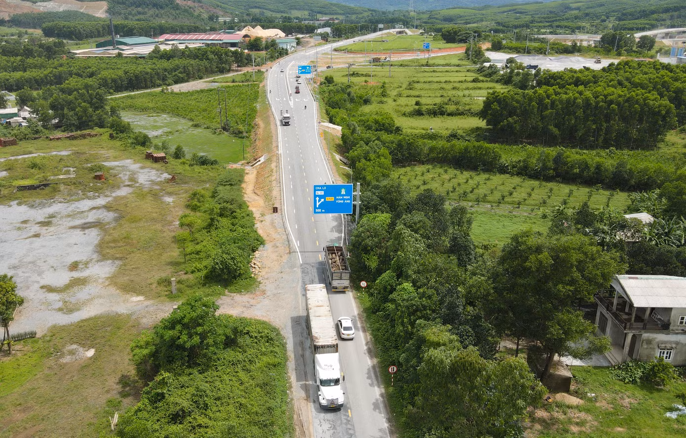 Ông Nguyễn Việt Phương - Trưởng Văn phòng Quản lý đường bộ II.3 (Khu QLĐB II - Cục Đường bộ Việt Nam) cho biết, trước tình trạng mặt đường quốc lộ 12C hư hỏng, xuống cấp, Cục Đường bộ Việt Nam đã phê duyệt dự án sửa chữa định kỳ. “Trước mắt, nhà thầu thực hiện dự án đang thực hiện các giải pháp đảm bảo phương tiện lưu thông trên tuyến và hoàn tất các thủ tục để triển khai dự án sửa chữa”, ông Phương nói.
