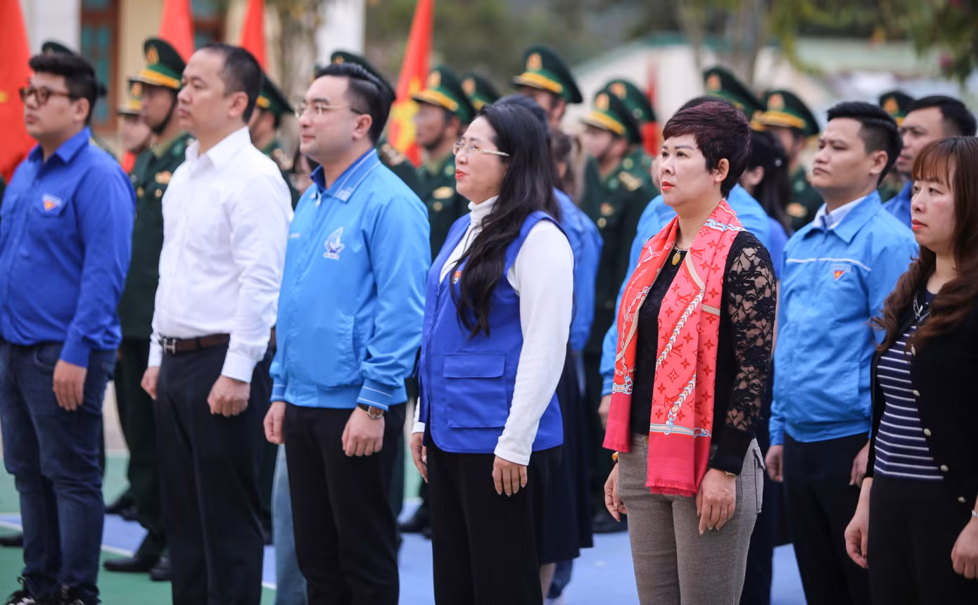 Tham dự chương trình có bà Phạm Thị Thu Thủy - Phó Vụ trưởng Vụ theo dõi công tác Phòng chống tham nhũng lãng phí tiêu cực, Chủ tịch Công đoàn Ban Nội chính Trung ương; bà Trương Thị Hồng Hà – Phó Vụ trưởng Vụ nghiên cứu, tổng hợp Ban Nội chính Trung ương; ông Nguyễn Kỳ Minh – Phó Chánh văn phòng Ban Chính sách Chiến lược Trung ương. Về phía Nghệ An có chị Nguyễn Thị Phương Thúy – Bí thư Tỉnh Đoàn, Chủ tịch Hội LHTN Việt Nam tỉnh; ông Trương Lâm Tới – Phó Chủ nhiệm Chính trị Bộ Chỉ huy Bộ đội Biên phòng tỉnh; ông Phạm Ngọc Nghĩa – Phó Chủ tịch UBND huyện Quế Phong cùng đông đảo cán bộ, chiến sĩ, đoàn thanh niên cơ sở và người dân địa phương. Trong hình là buổi chào cờ trang nghiêm ở Đồn Biên phòng Thông Thụ.