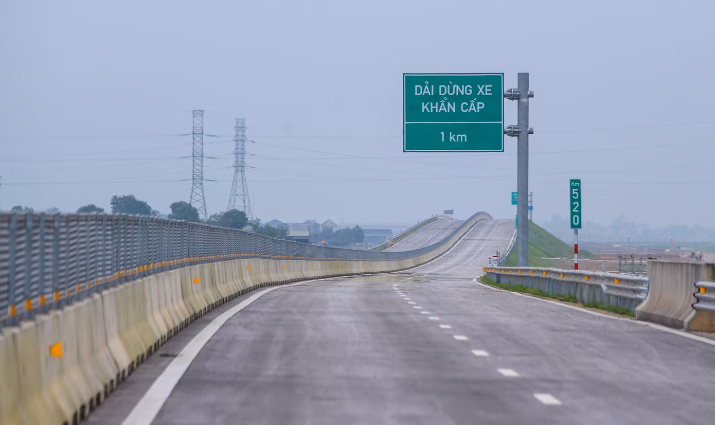 Giai đoạn 1, tuyến đường cao tốc được bố trí 4 làn xe, bố trí một số điểm dừng khẩn cấp cách quãng 4 - 5km/1 điểm, vận tốc thiết kế 80 - 90km/h. Giai đoạn hoàn chỉnh đường có 6 làn xe, 2 làn dừng khẩn cấp, vận tốc 120 km/h.