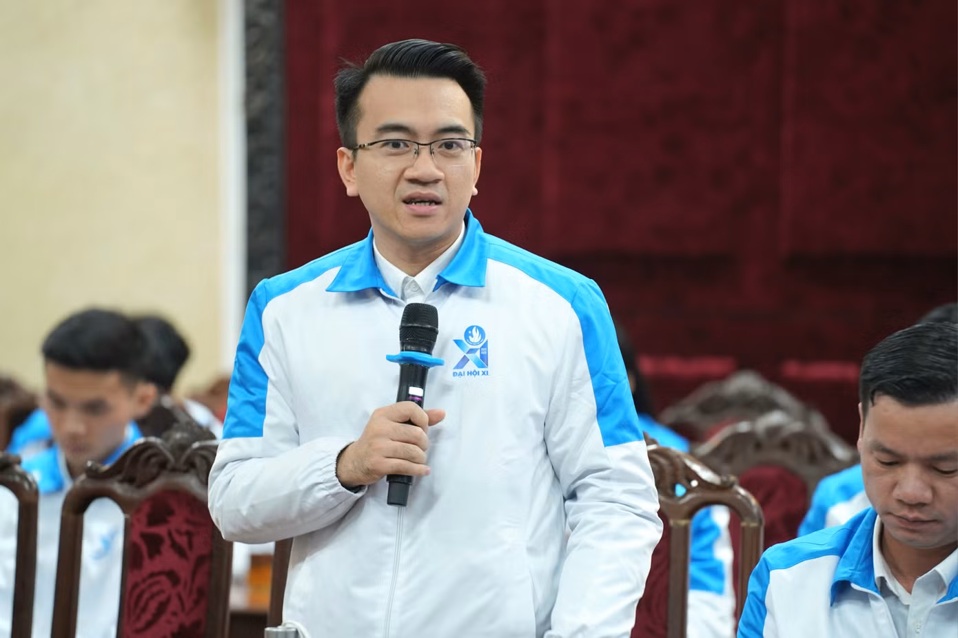 Anh Lê Khắc Nguyên Anh - Phó Bí thư thường trực Thành đoàn, Chủ tịch Hội Sinh viên TP. Hải Phòng phát biểu tại tổ thảo luận.