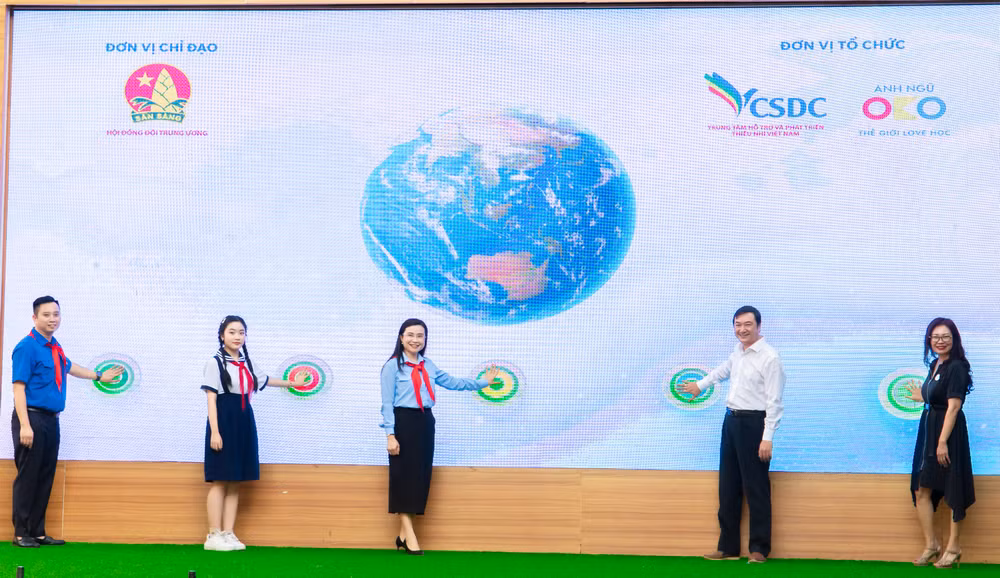 Chị Nguyễn Phạm Duy Trang - Bí thư T.Ư Đoàn, Chủ tịch Hội đồng Đội T.Ư (ở giữa ) cùng các đại biểu thực hiện nghi thức phát động sân chơi "Thiếu niên Việt Nam - Công dân toàn cầu" năm 2023.