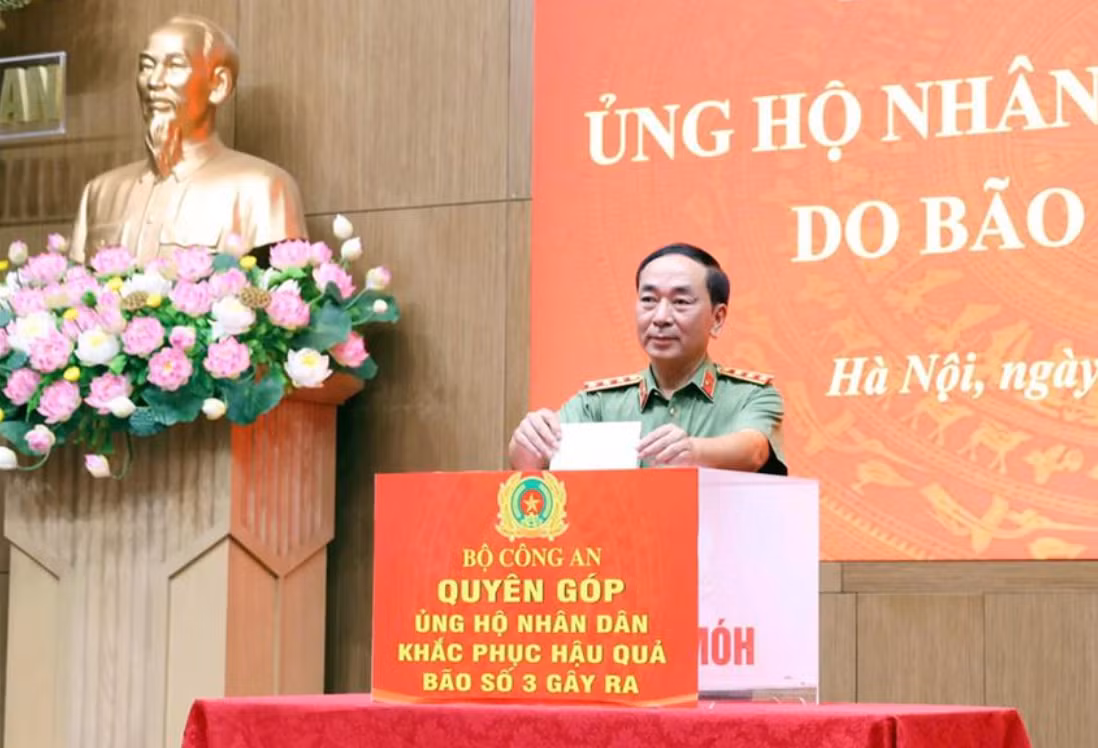 Thứ trưởng Trần Quốc Tỏ ủng hộ đồng bào tại lễ phát động.