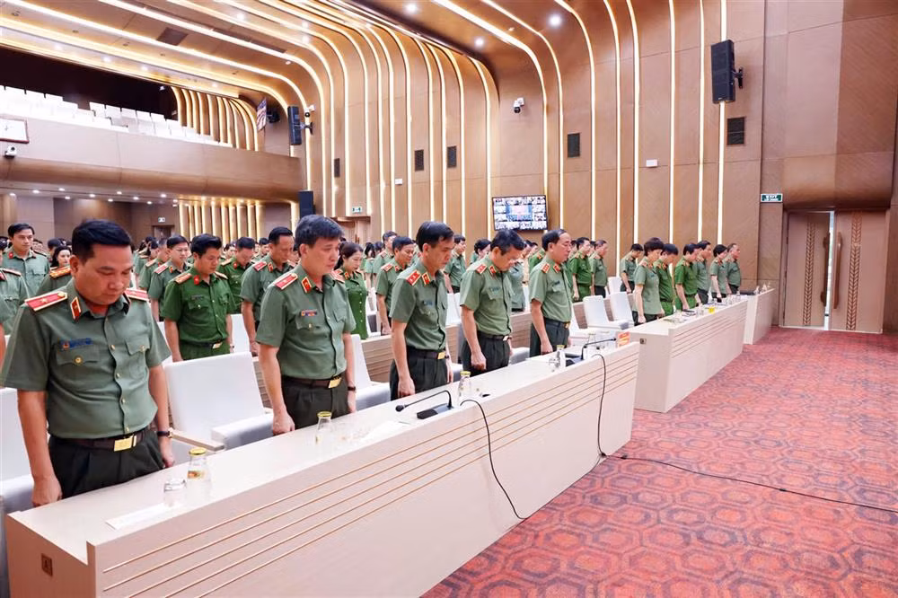 Trước khi bắt đầu buổi Lễ, để tỏ lòng tiếc thương, chia sẻ sự mất mát, đau thương với gia đình các nạn nhân; ghi nhận tấm gương dũng cảm hy sinh của cán bộ, chiến sĩ khi làm nhiệm vụ phòng, chống cơn bão số 3, các đại biểu đã dành một phút tưởng niệm.