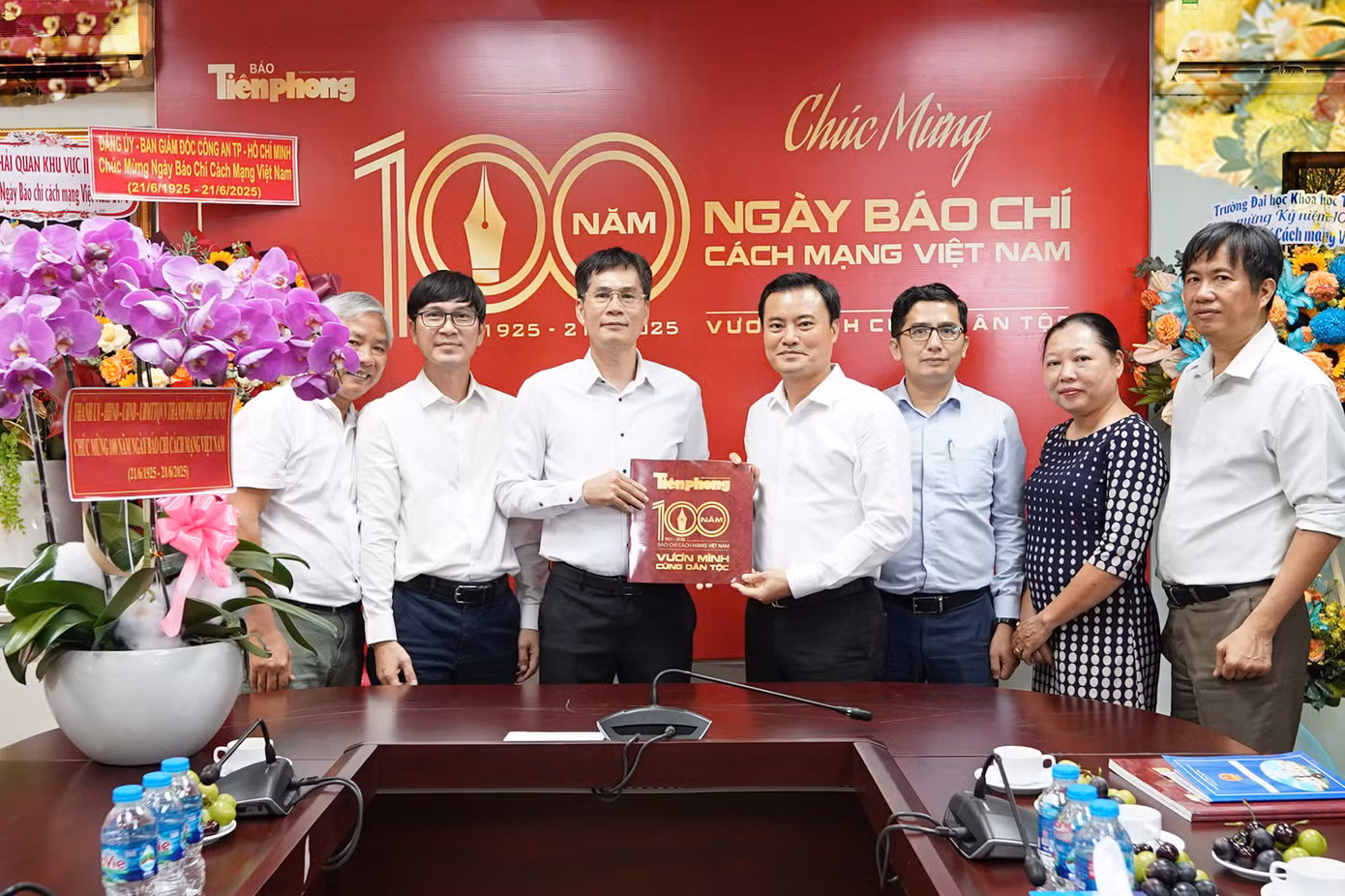 Nhà báo Lý Thành Tâm - Trưởng Cơ quan đại diện báo Tiền Phong tại TPHCM (bên trái) gửi tặng giai phẩm Tiền Phong đặc biệt kỷ niệm 100 năm Ngày Báo chí Cách mạng Việt Nam đến Phó Chủ tịch UBND TPHCM Bùi Xuân Cường. Ảnh: Phạm Nguyễn