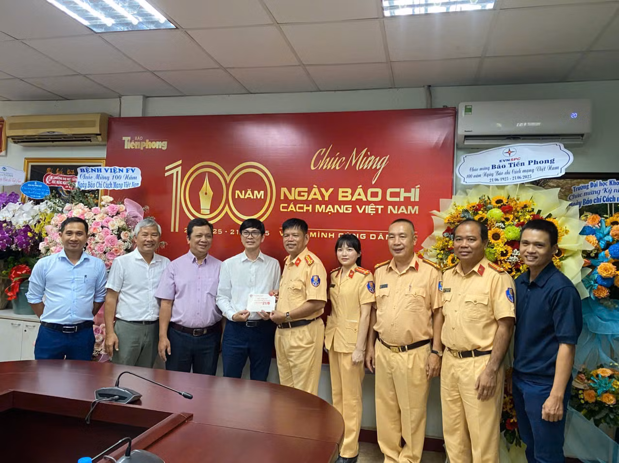 Đoàn công tác của Phòng CSGT (PC08) Công an TPHCM đến thăm, chúc mừng báo Tiền Phong. Ảnh: Duy Quang