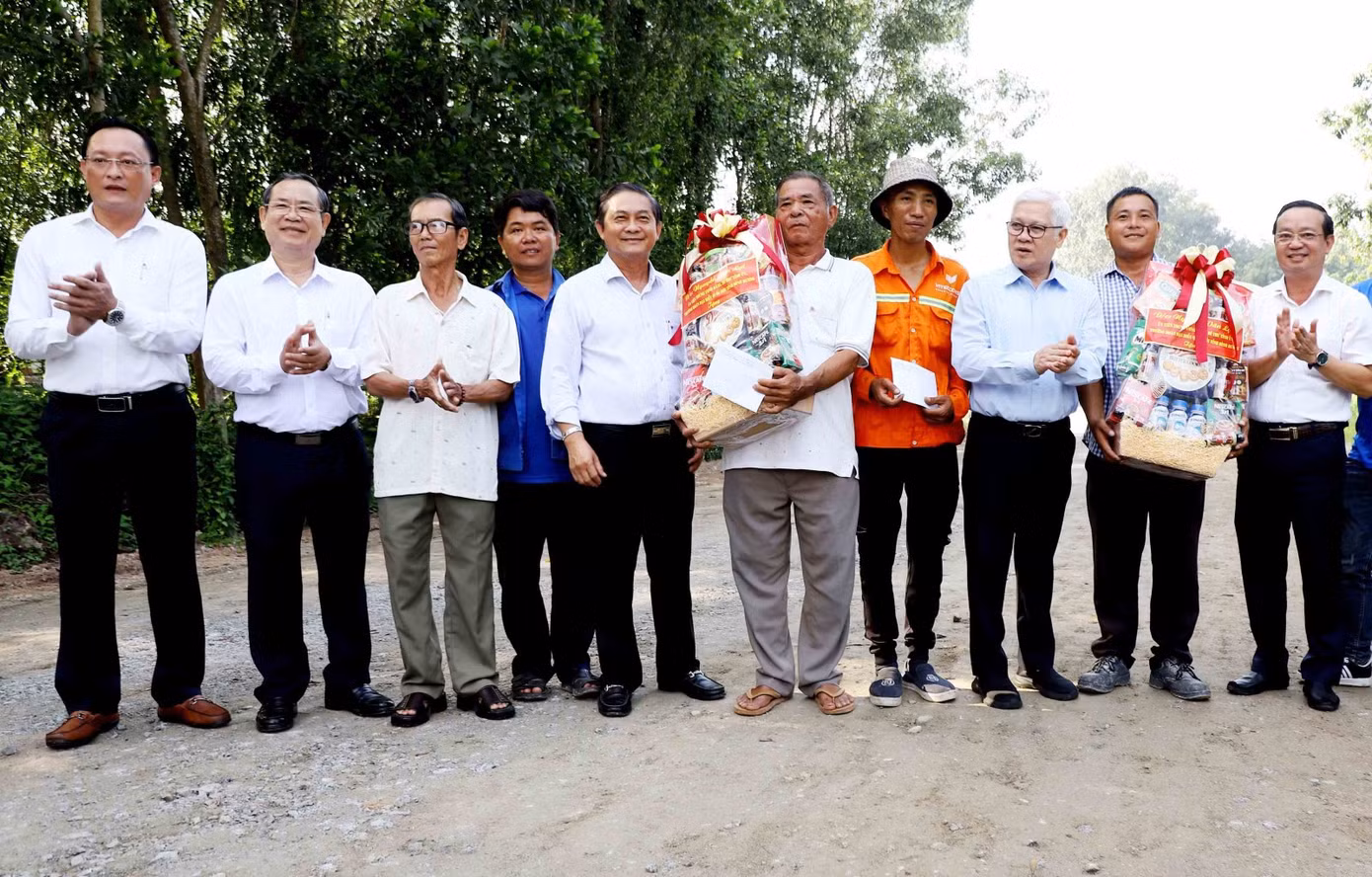 Lãnh đạo tỉnh Bình Dương và TP Bến Cát tặng quà cho người dân hiến đất, góp tiền làm đường