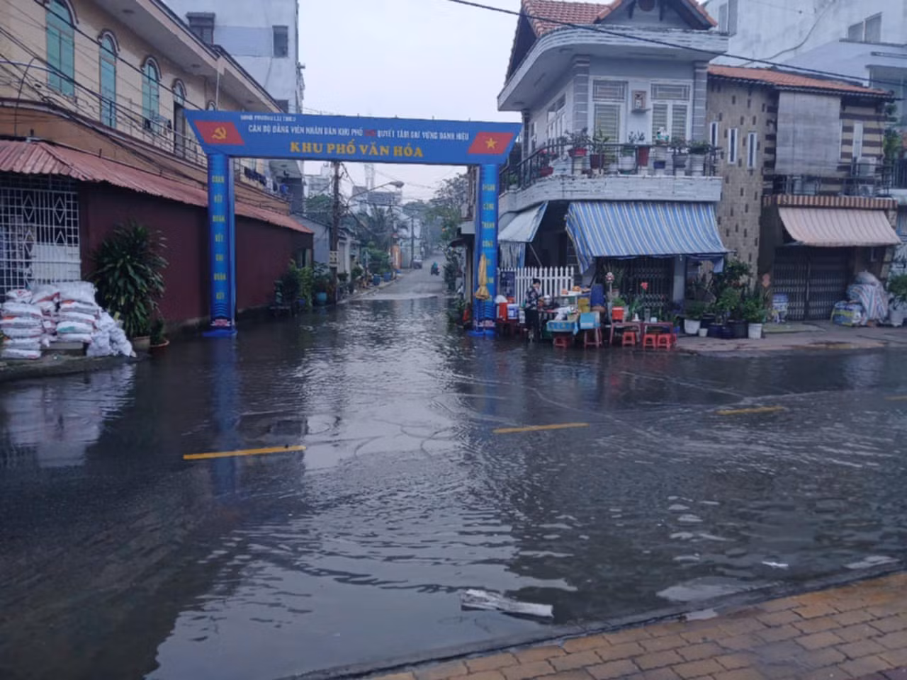 Triều cường gây ngập đường ven sông Sài Gòn đoạn thuộc địa bàn thành phố Thuận An